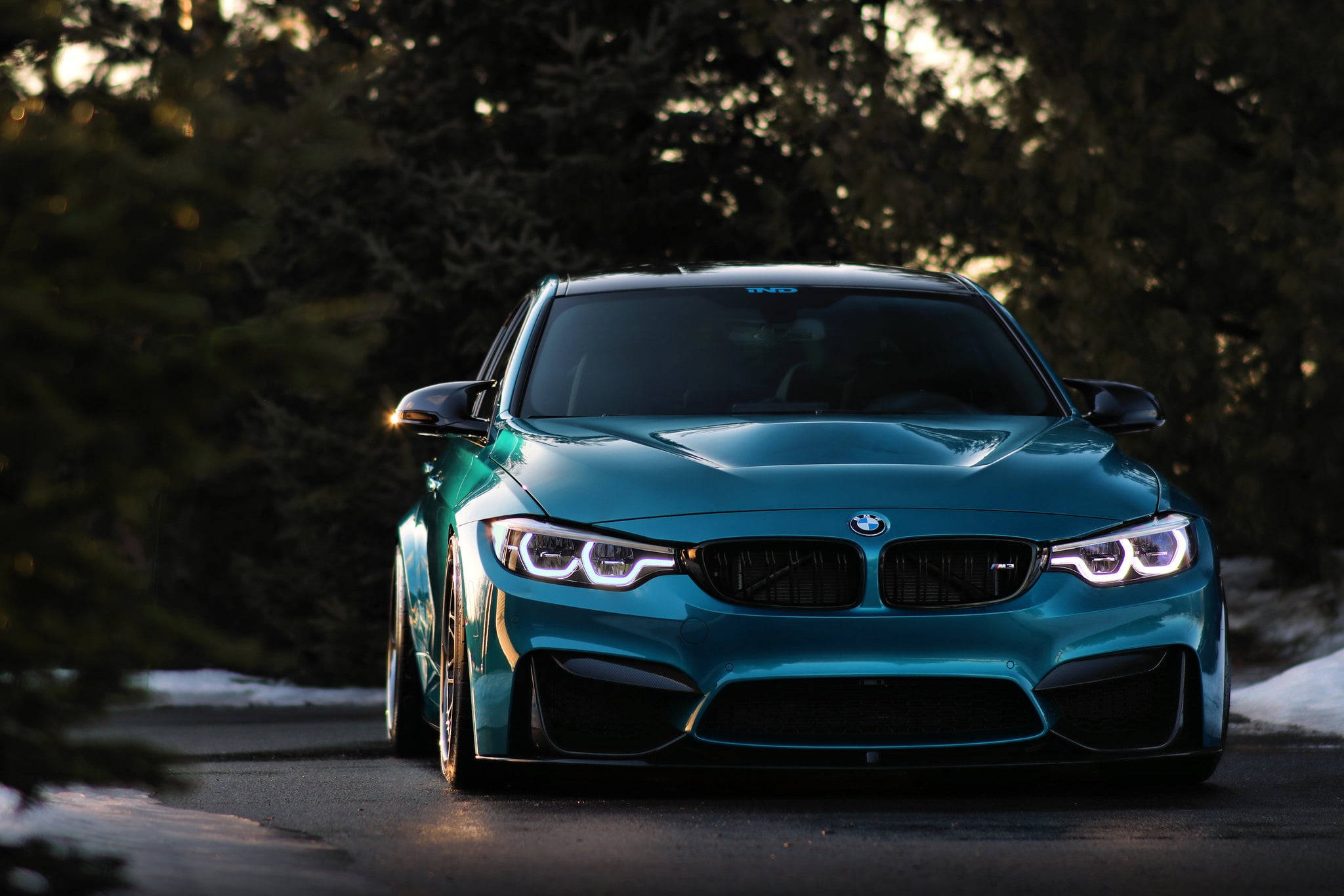 ターコイズブルーのBMWノートパソコン 壁紙