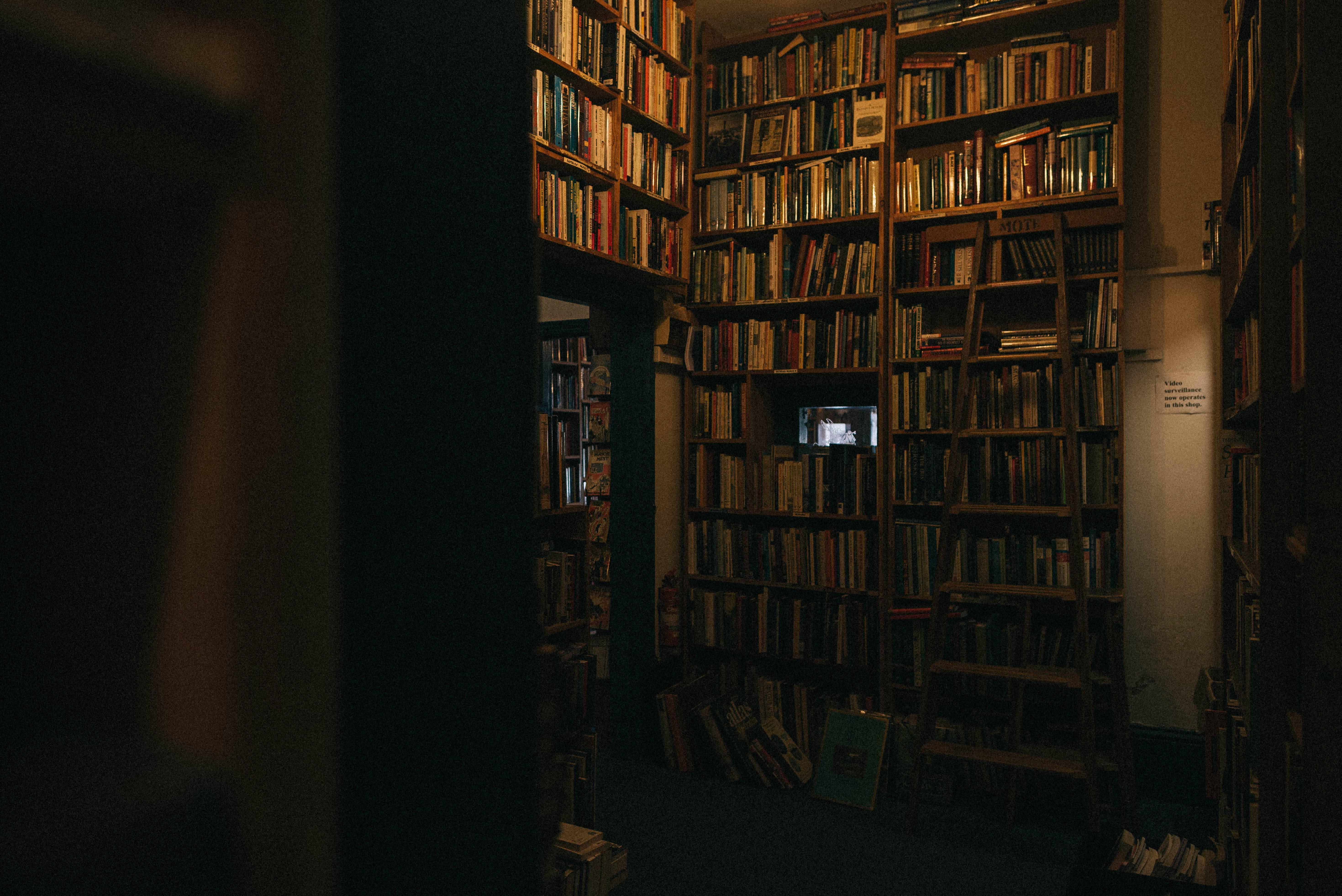 ダークな図書館の雰囲気を楽しむ本のデスクトップ 壁紙