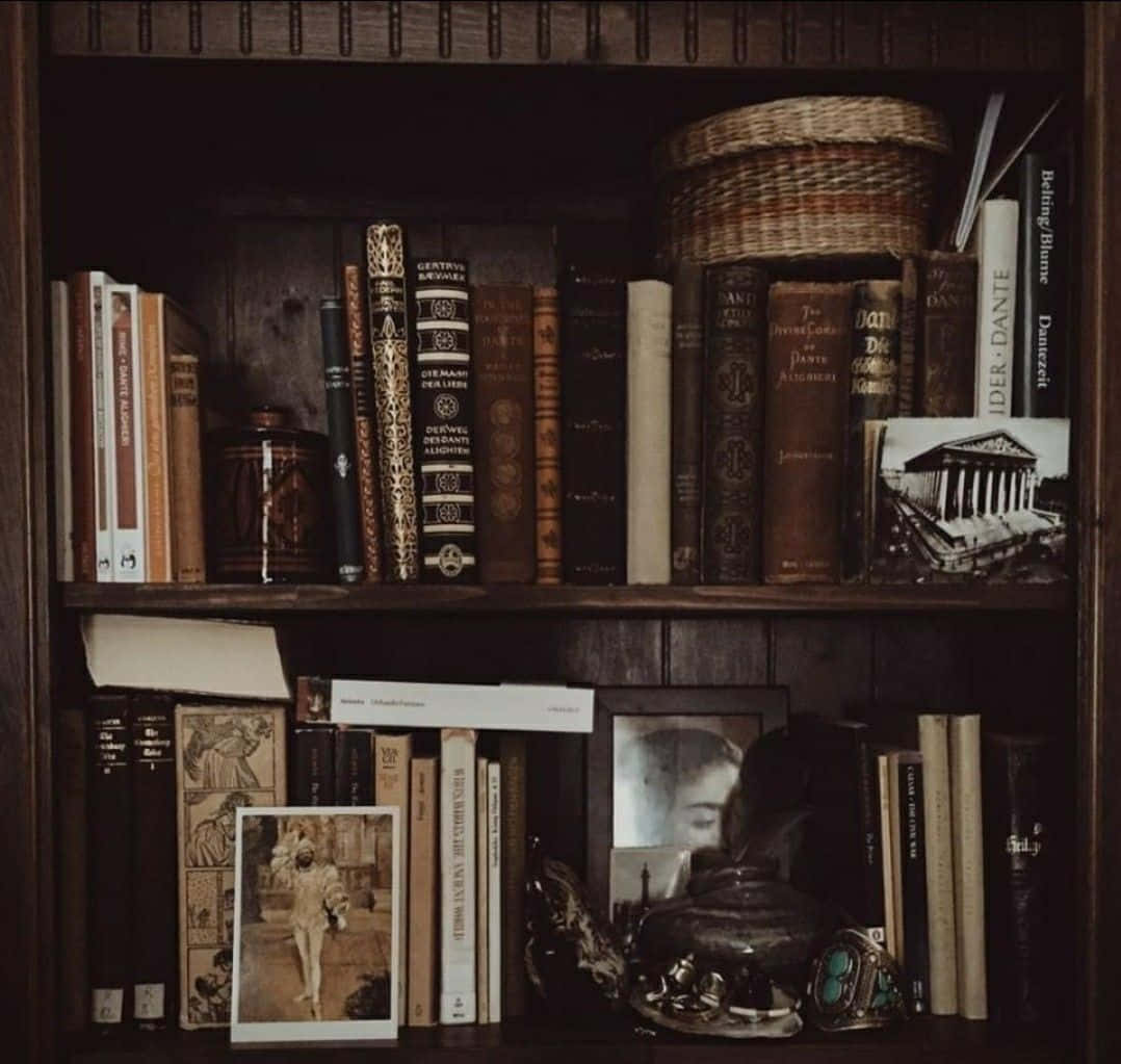 ダークアカデミア風図書館の情景 壁紙