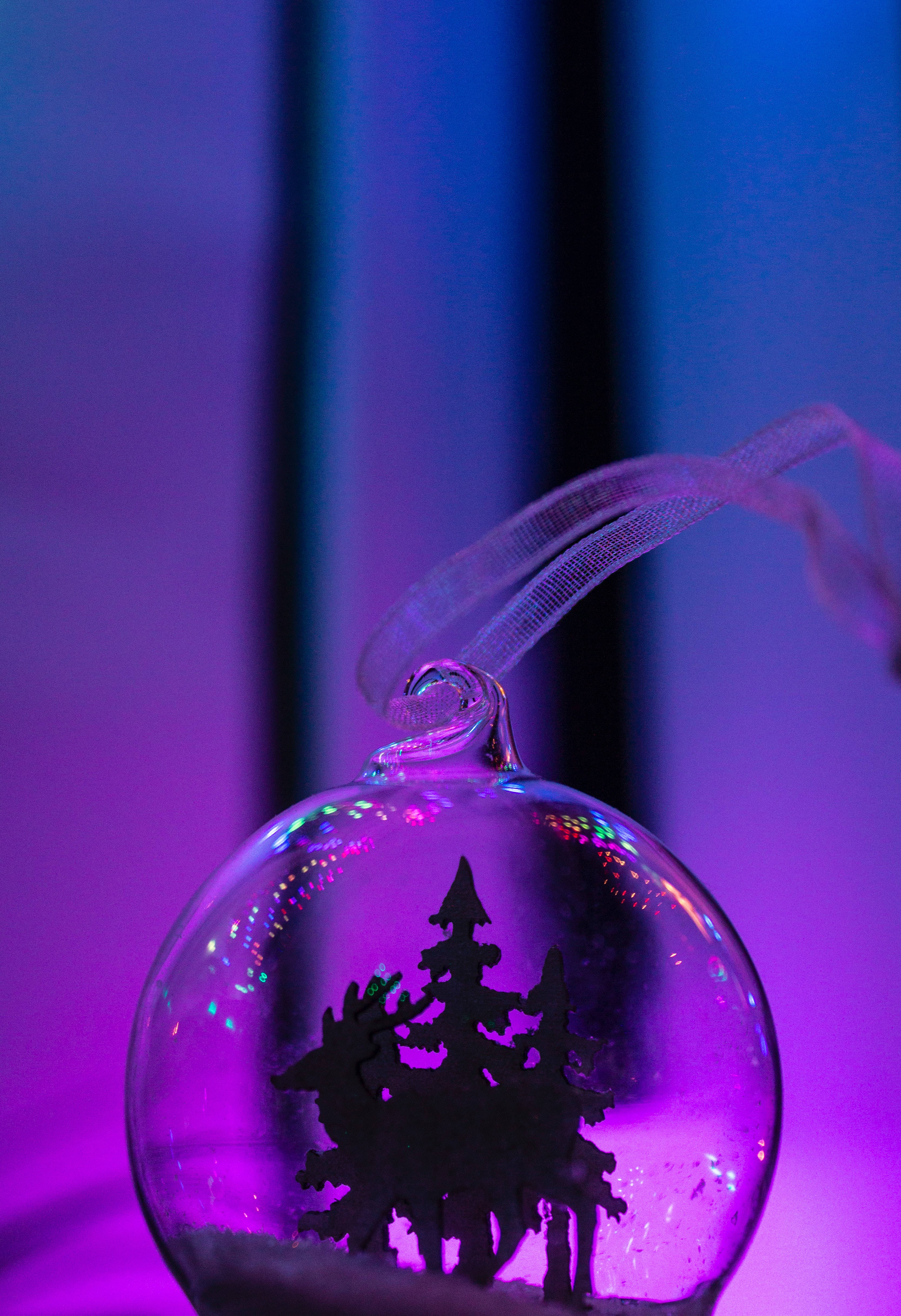 ダークパープルなクリスマスボール 壁紙