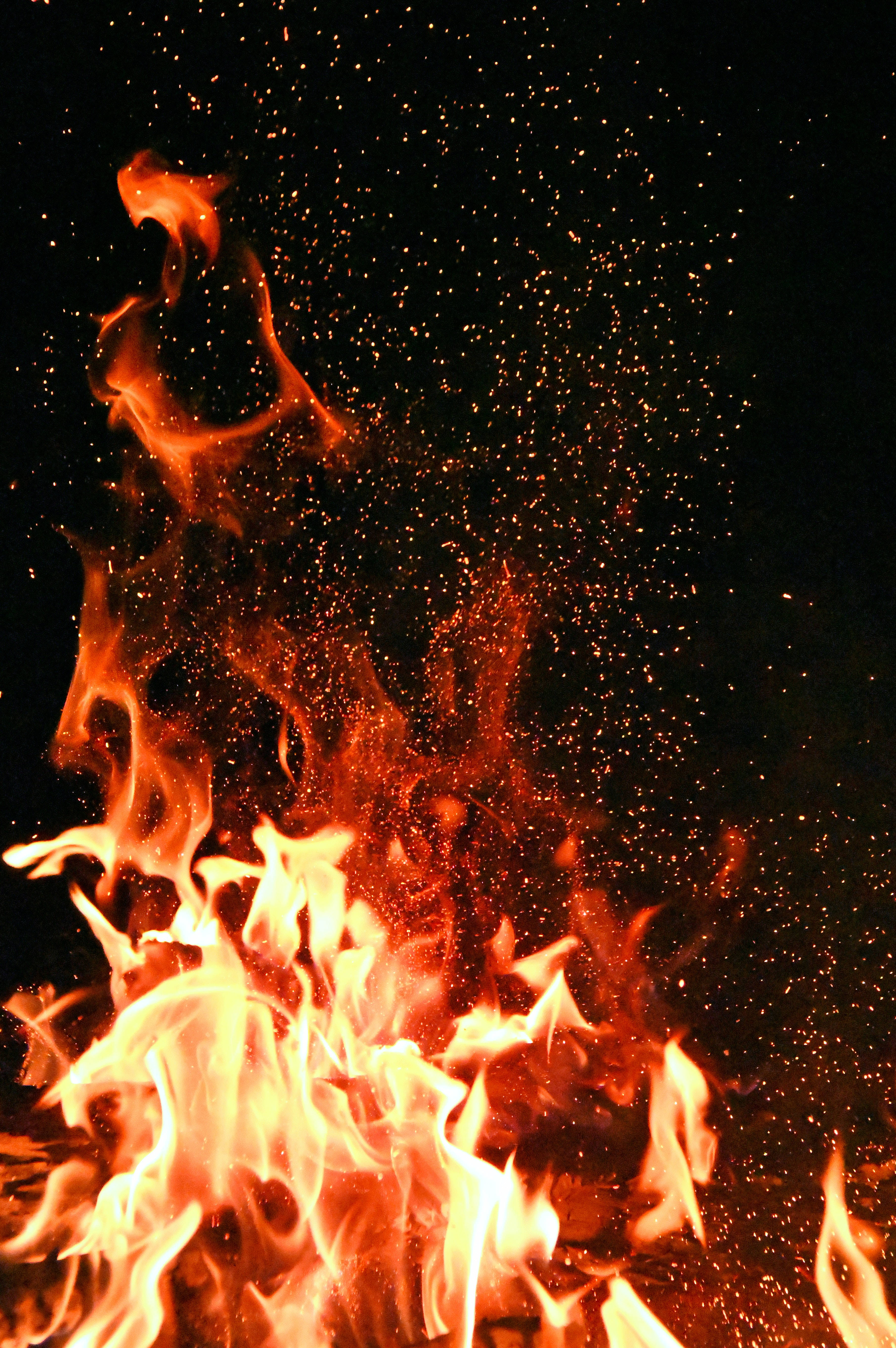 ダークレッドの炎 壁紙