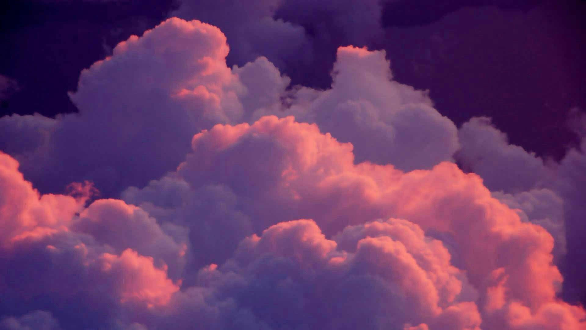 ダークレッドの美的な雲 壁紙