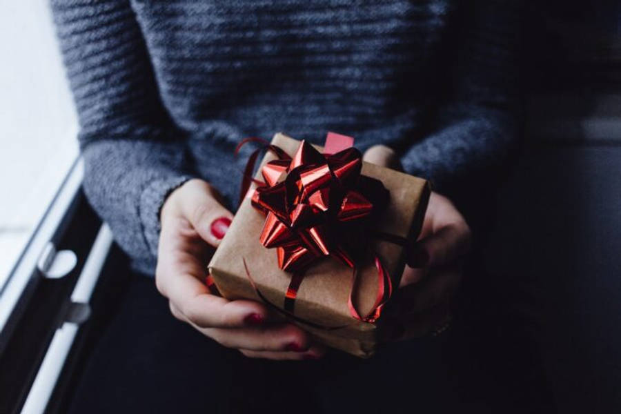 ツリーの下に積まれたエレガントにラッピングされたクリスマスプレゼント 壁紙