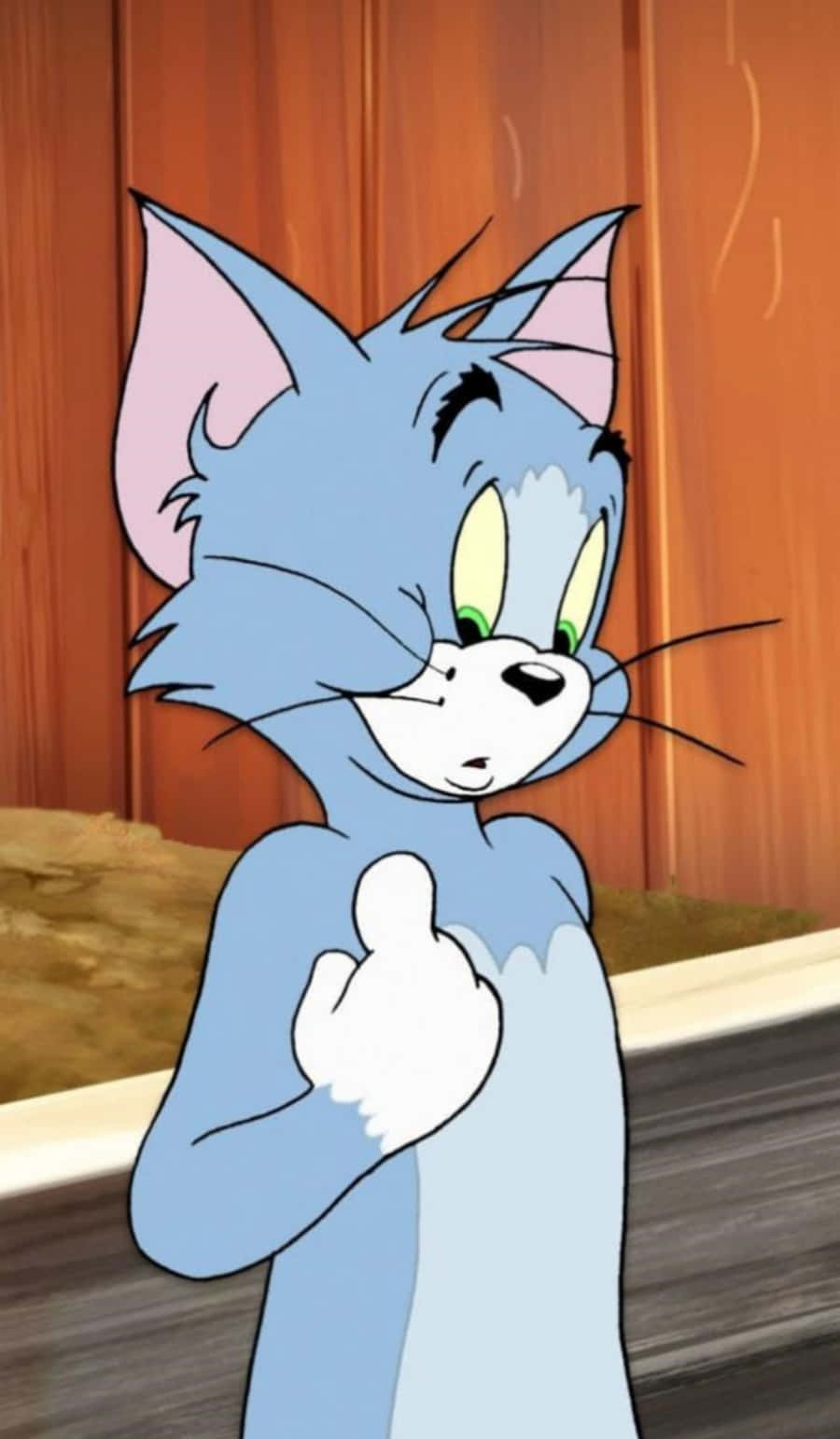 ドアの隣に立っているアニメの猫 壁紙
