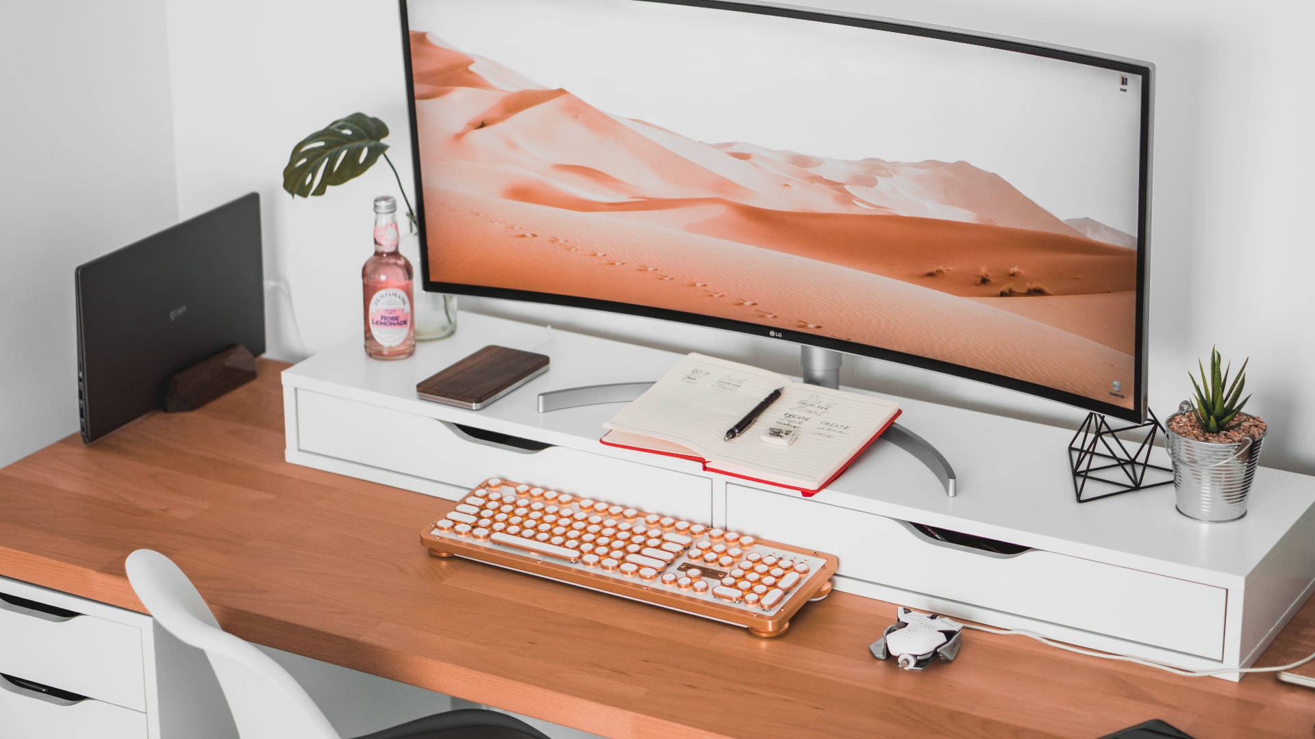 ヌード系のフルHDコンピュータデスクトップセットアップ 壁紙