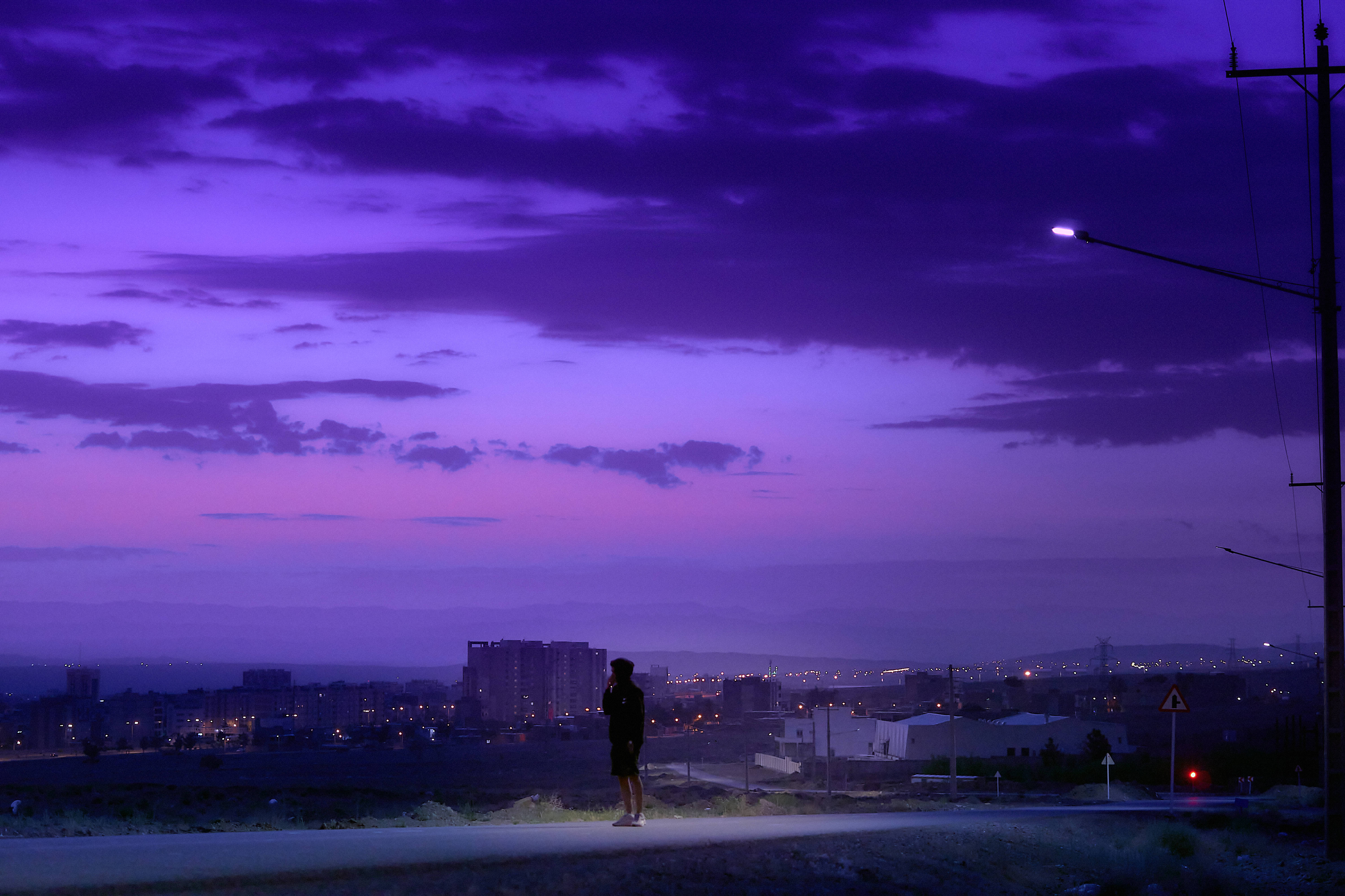 ネオンパープルの夜の美学 壁紙