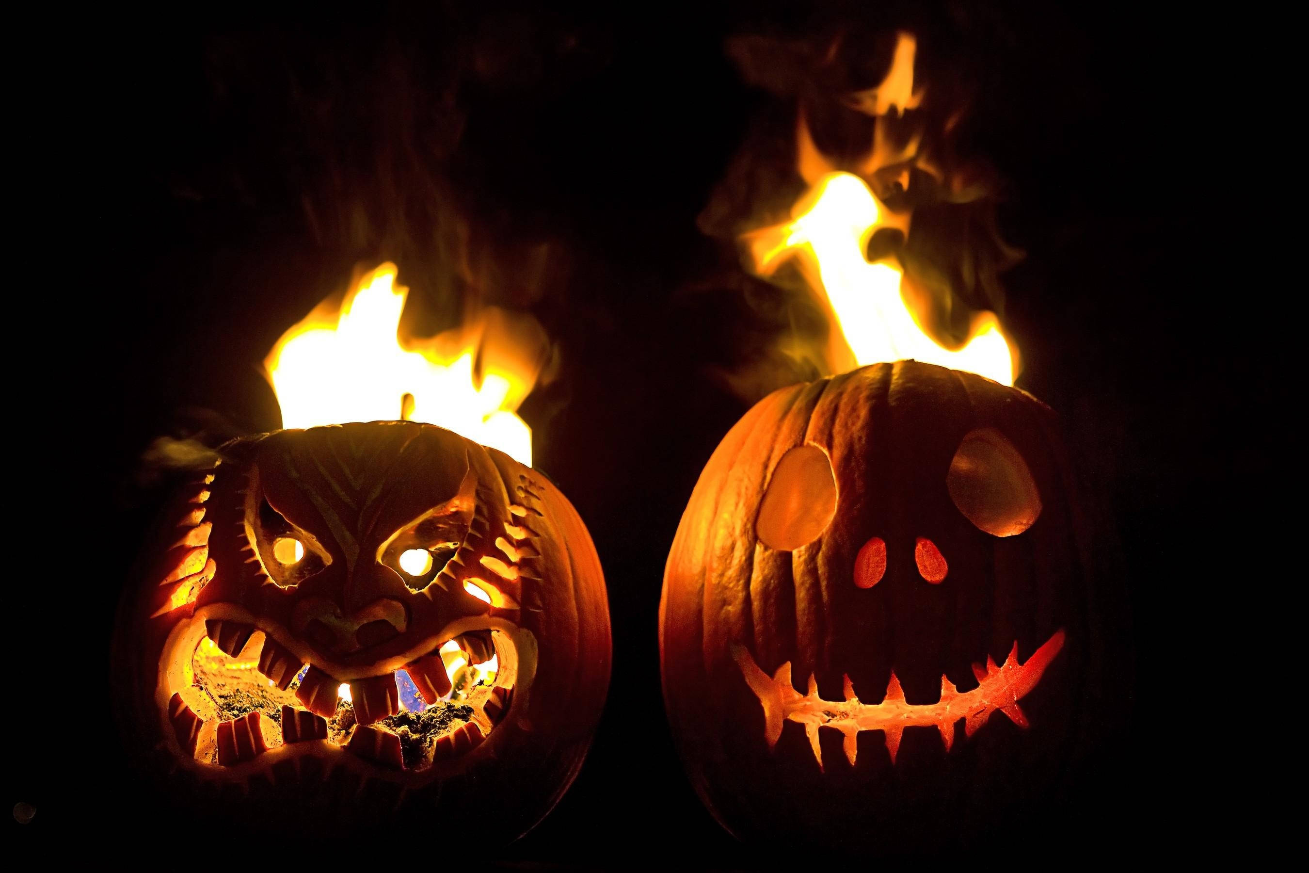 ハロウィンの夜を彩る、燃え上がるカボチャ！ 壁紙