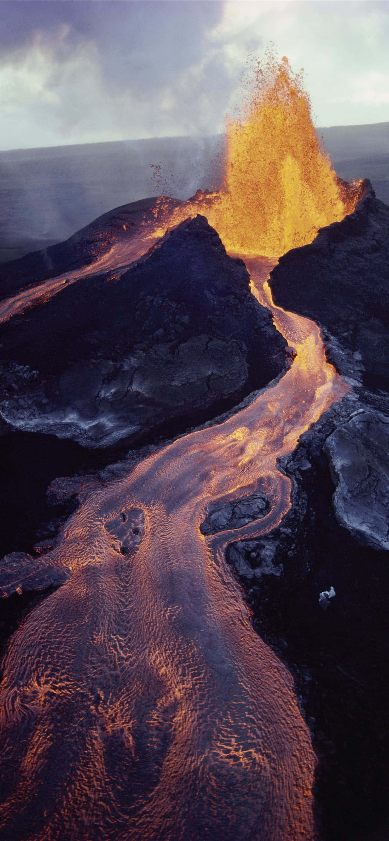 ハワイ火山国立公園の火山噴火の息をのむような美しさ 壁紙