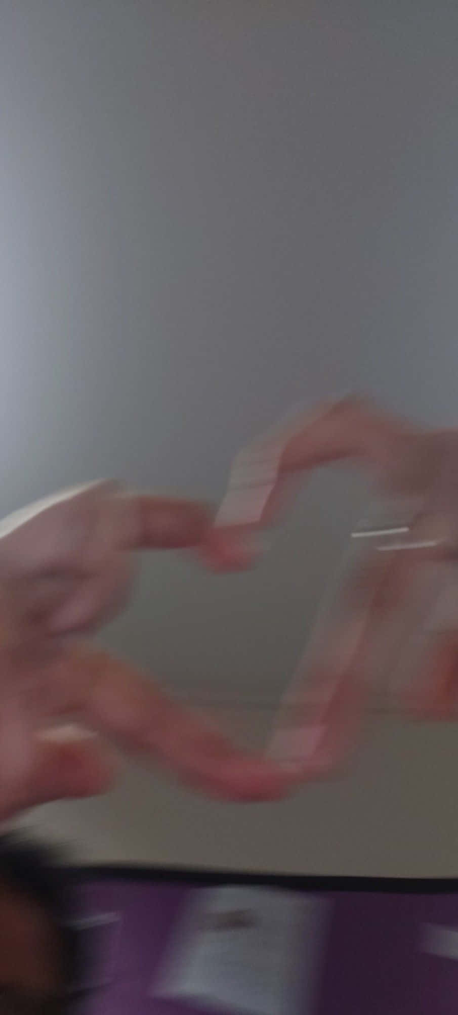 ハートの形を作る指のぼやけた写真 壁紙