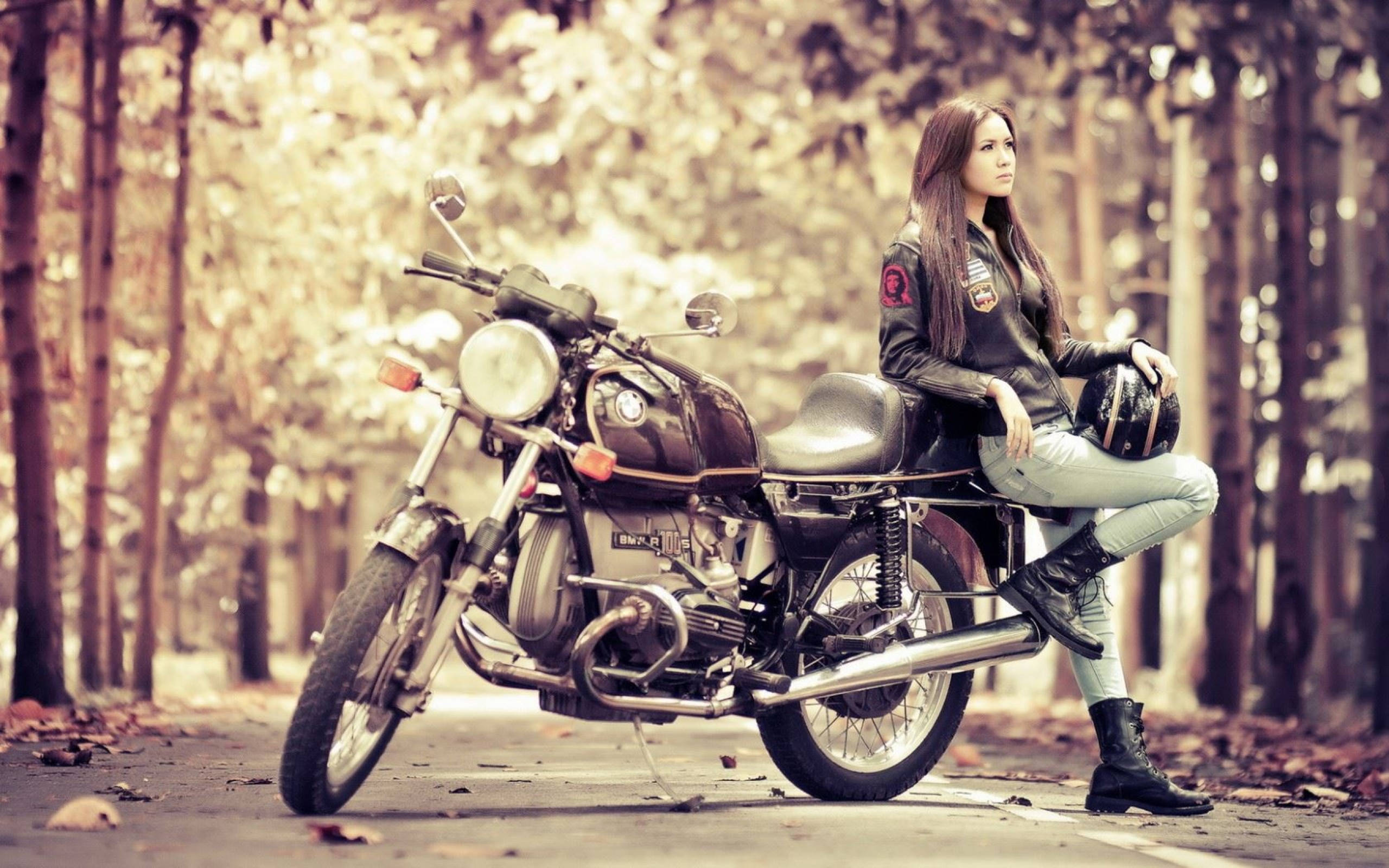 バイクと女性 2560x1600 壁紙