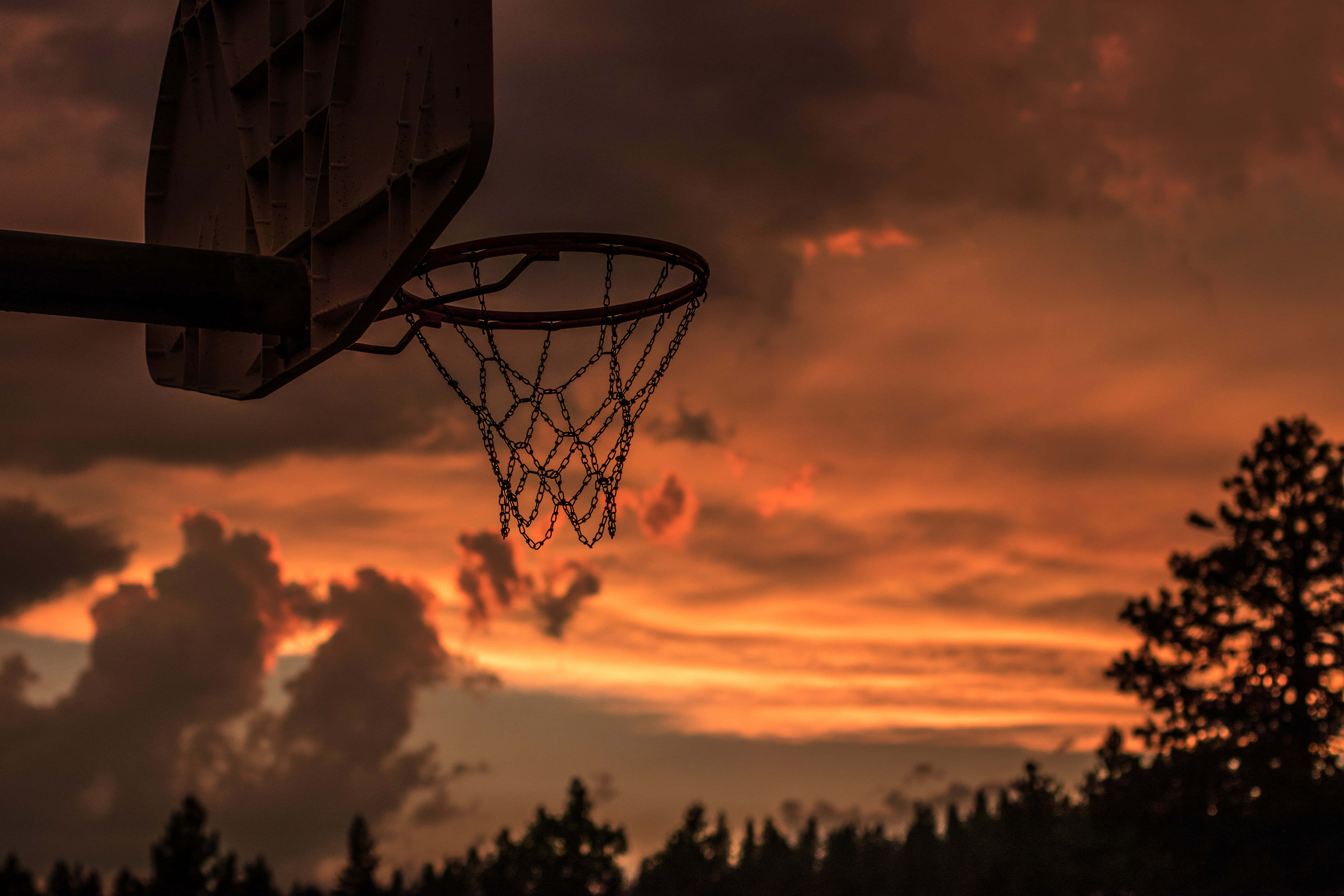 バスケットボールのゴールと夕焼け空 壁紙