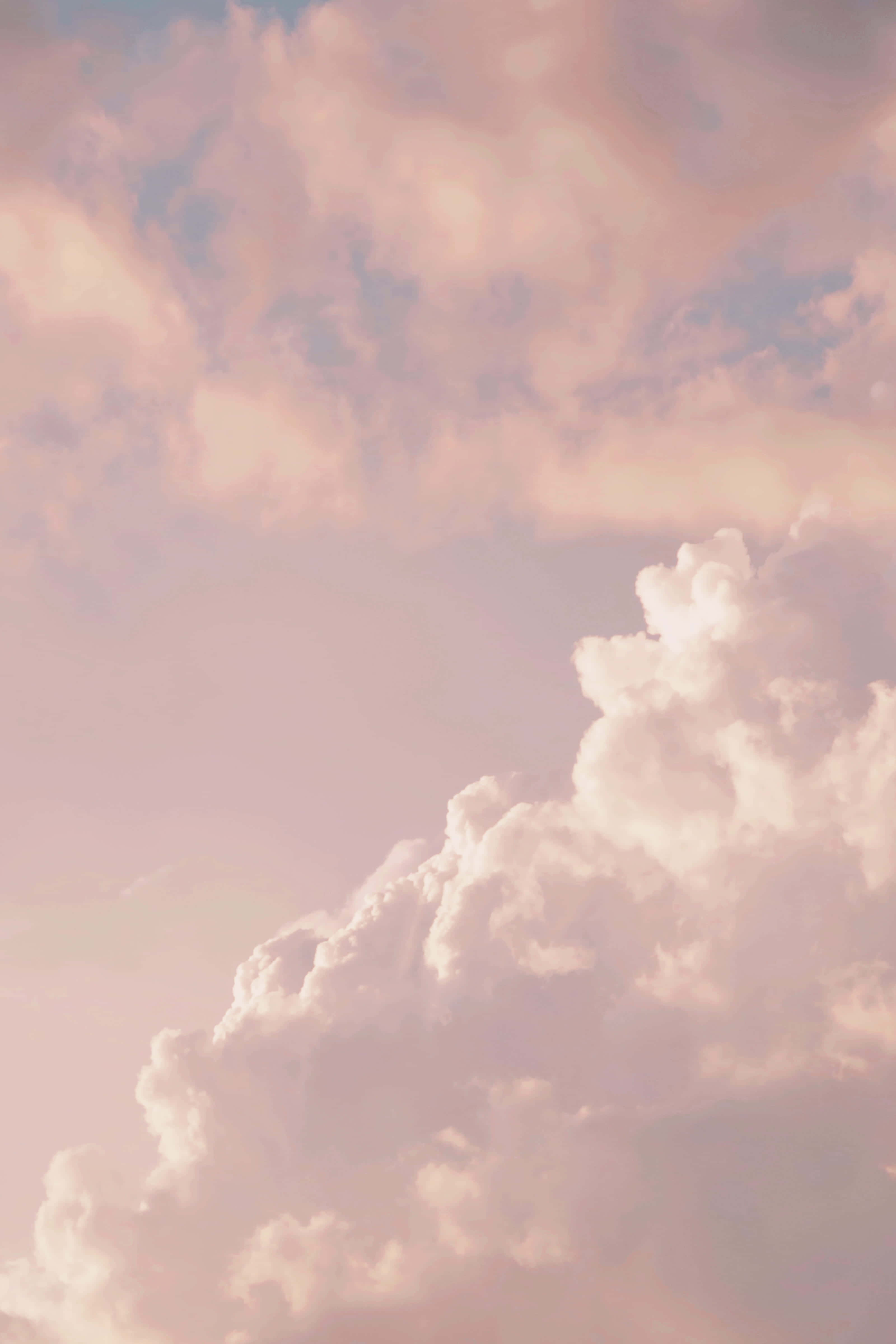 バニラ色の空と雲の美しい風景 壁紙