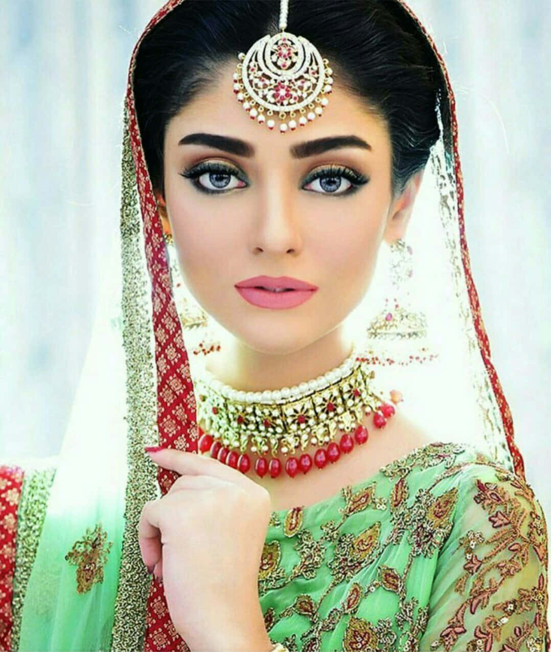 パキスタン人少女ヌール・ハーンのグリーンドレス写真 壁紙