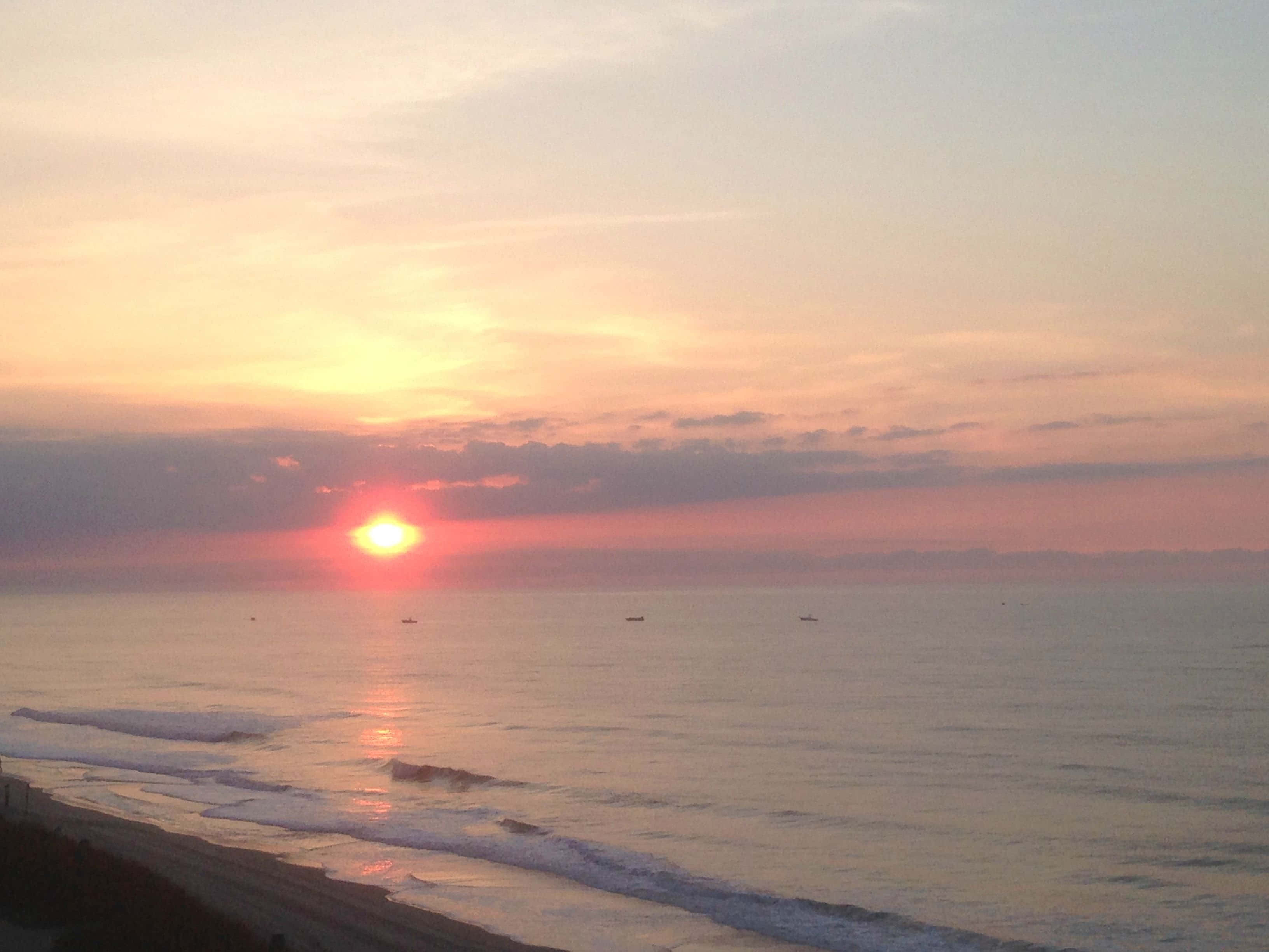 ビーチで見る格別で美しい夕日 壁紙