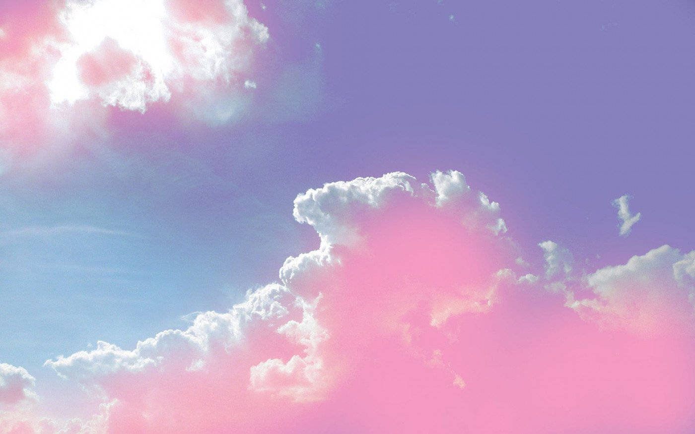 ピンクと青の雲