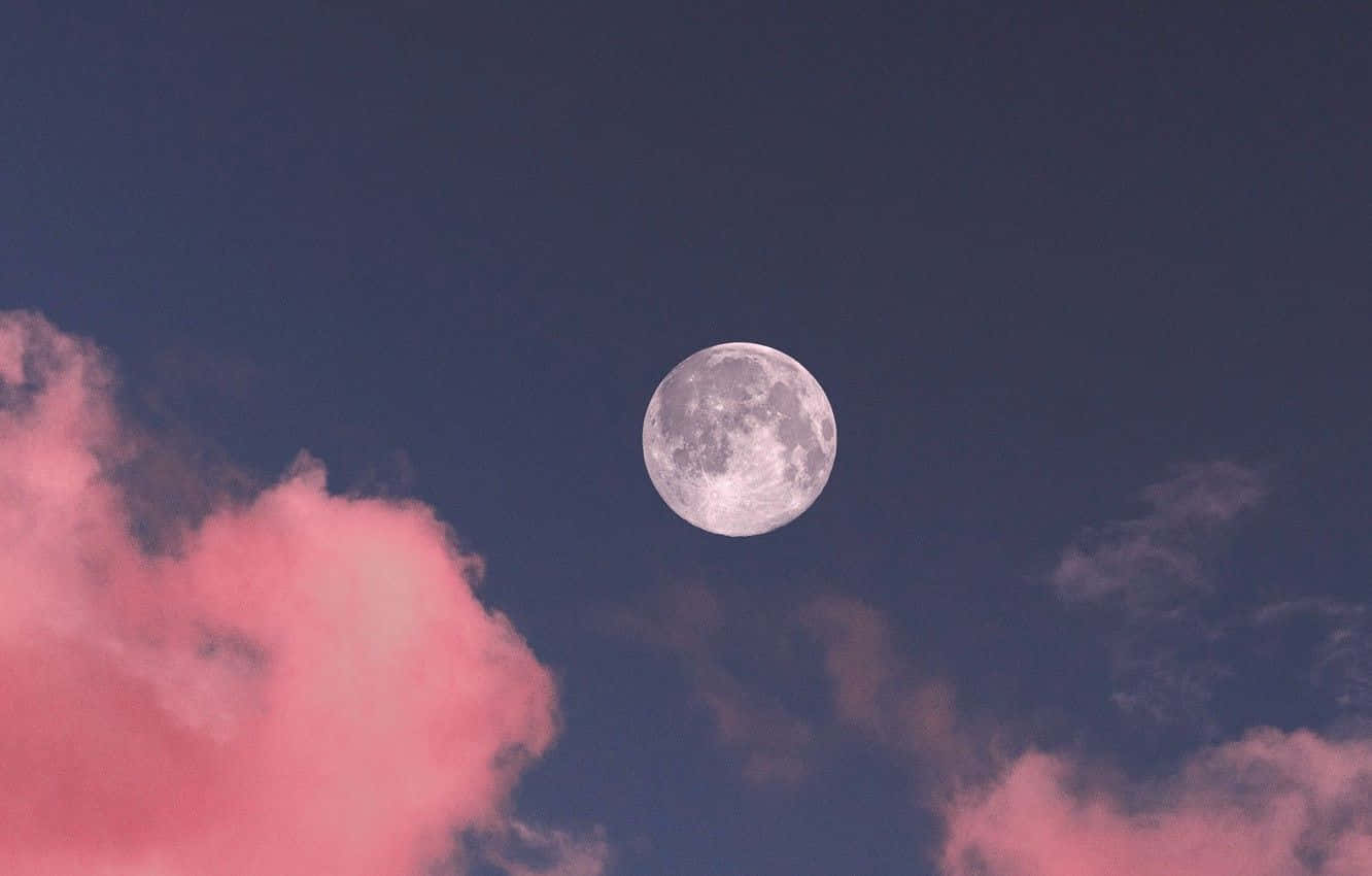 ピンクの月と雲の空 壁紙