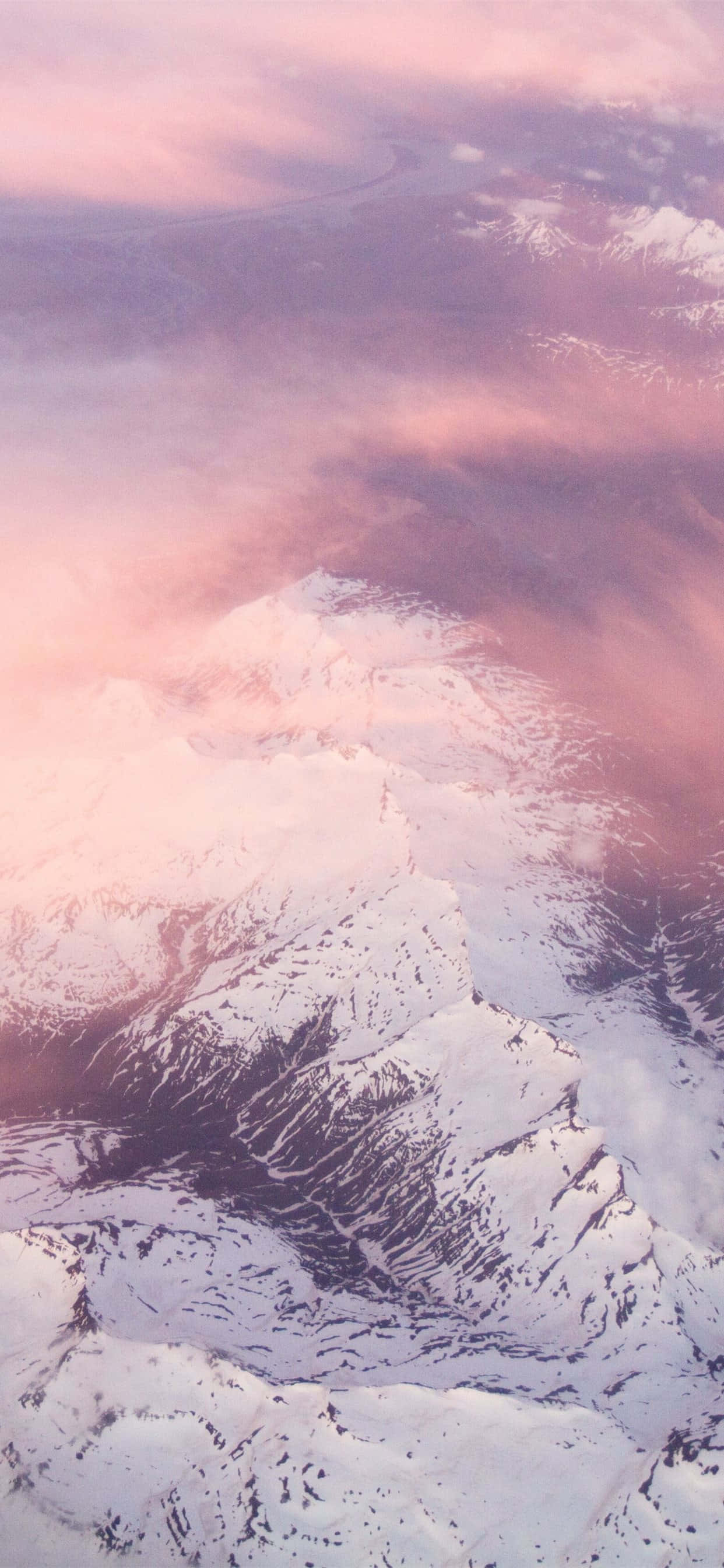 ピンクの雲の下の白い山の背景 壁紙
