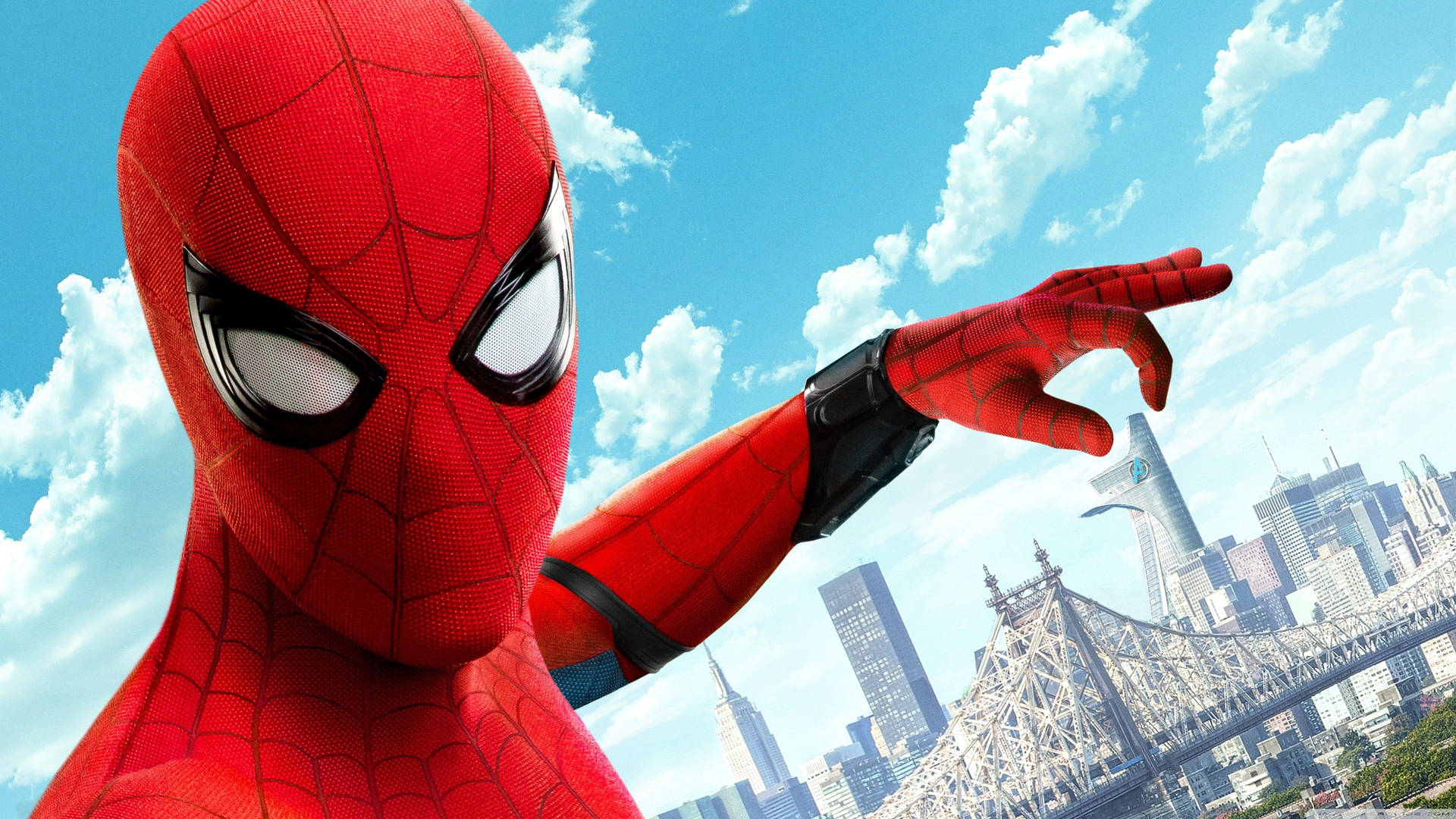 スパイダーマンがアベンジャーズタワーを持ち上げて、小さく見せている自撮り。 — スパイダーマン 壁紙