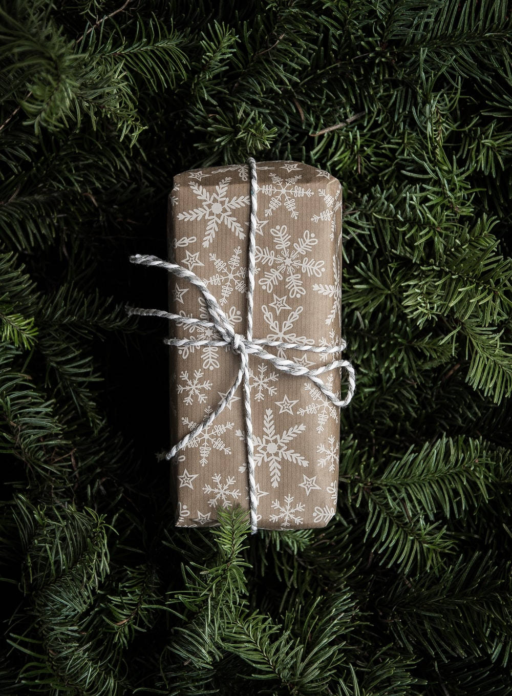 ブラウンとホワイトで包まれたクリスマスギフト 壁紙