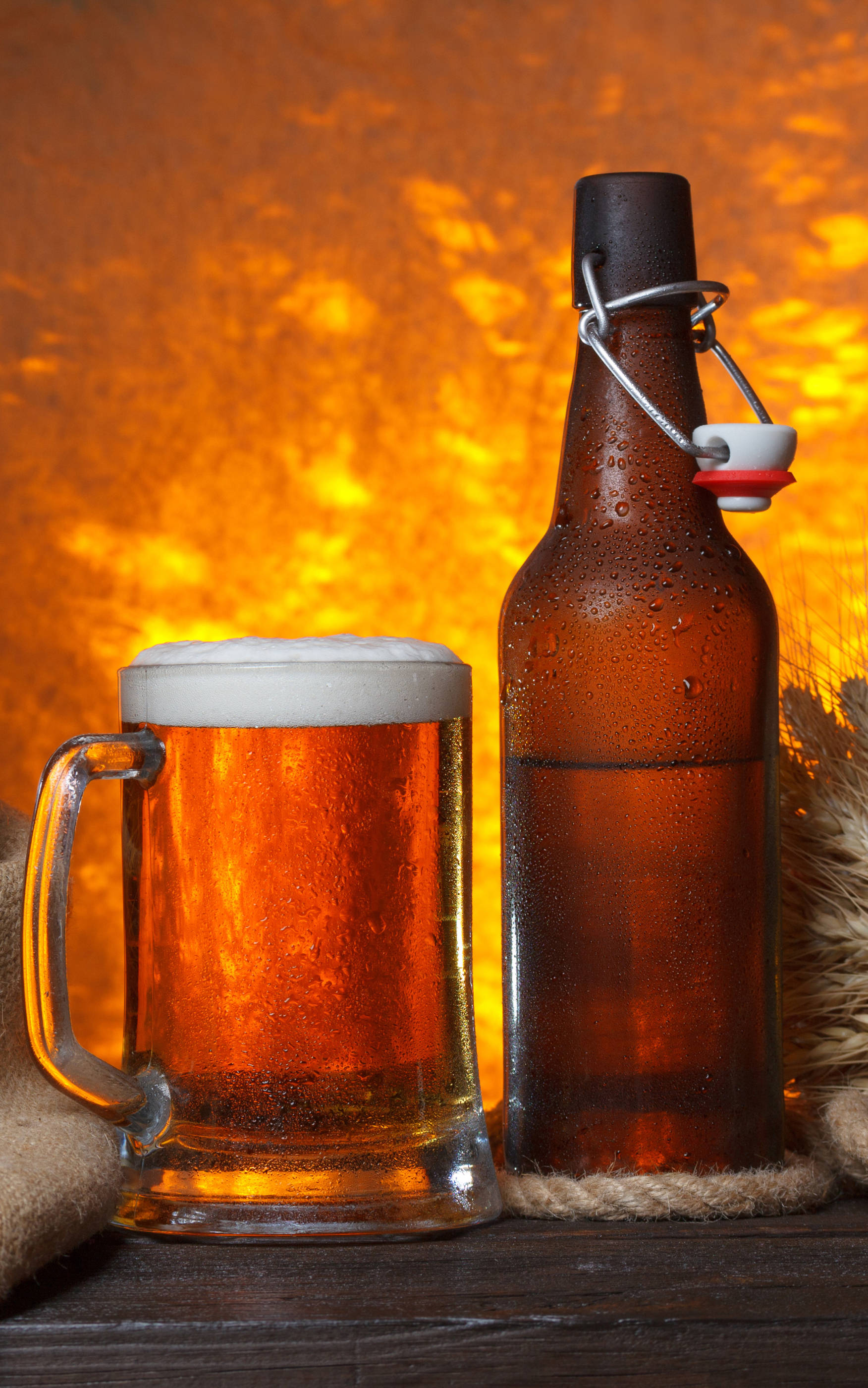 ブラウンエールのビール瓶とパイント 壁紙