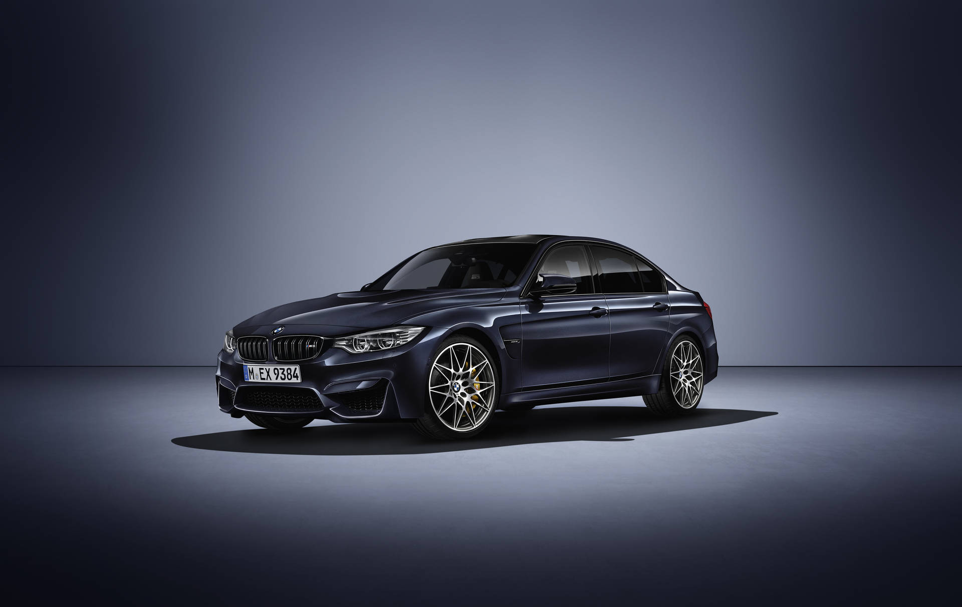 スポットライトに照らされたブラックのBMW M3 30 Jahreエディションの壁紙