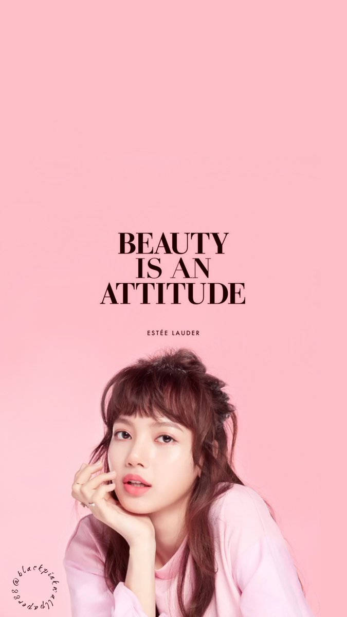 ピンク背景に「Beauty Is An Attitude」の文字、リサが写ったBLACKPINKの壁紙