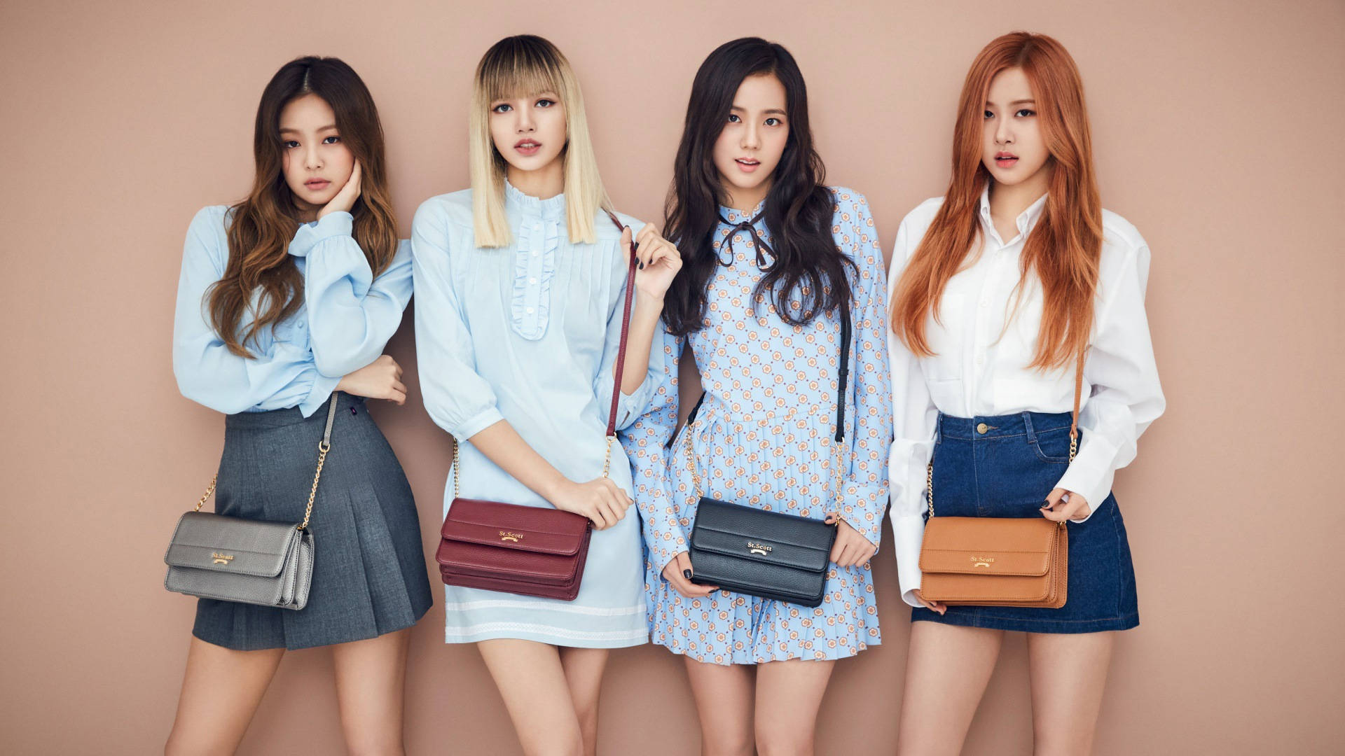 ブラックピンクのメンバーがベージュの壁の前でスリングバッグを持ってポーズをとる壁紙 — Blackpink 壁紙