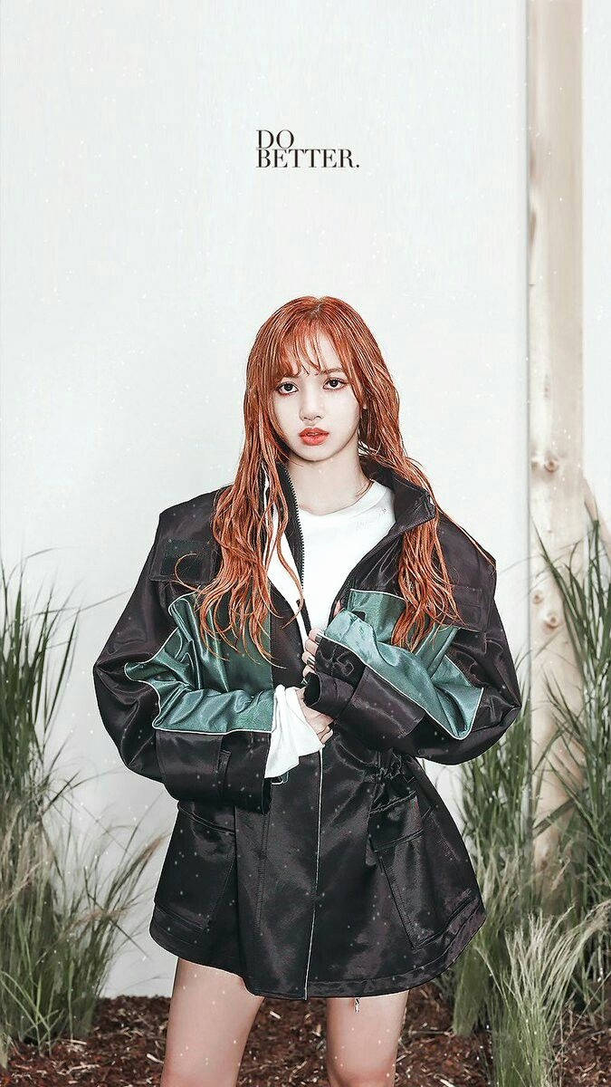 ブラックピンクリサが「Do Better」の文字が書かれた壁の前でジャケットを着ている壁紙 — Blackpink 壁紙