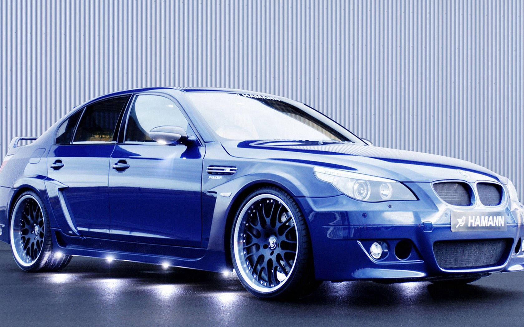 青い背景に純粋な青のハマンBMWカー