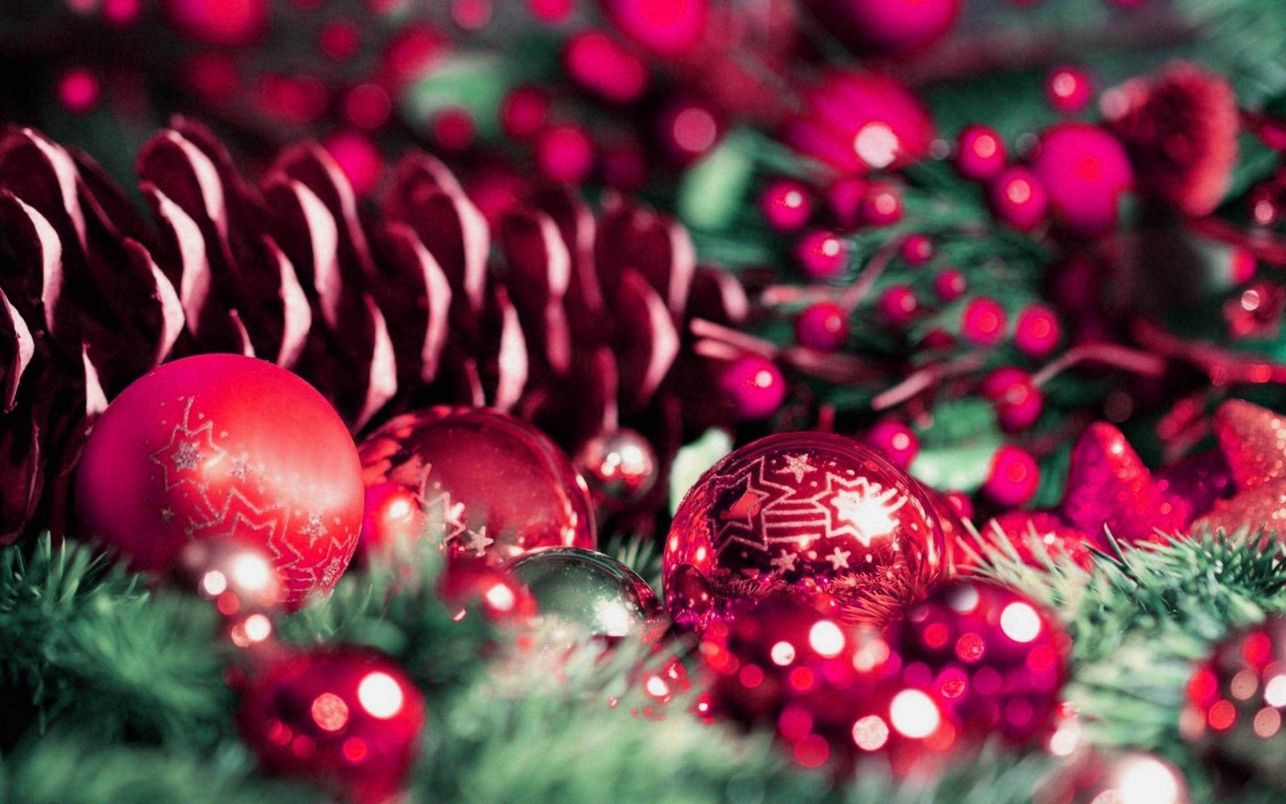 プレッピーなクリスマスオーナメントのクローズアップ 壁紙