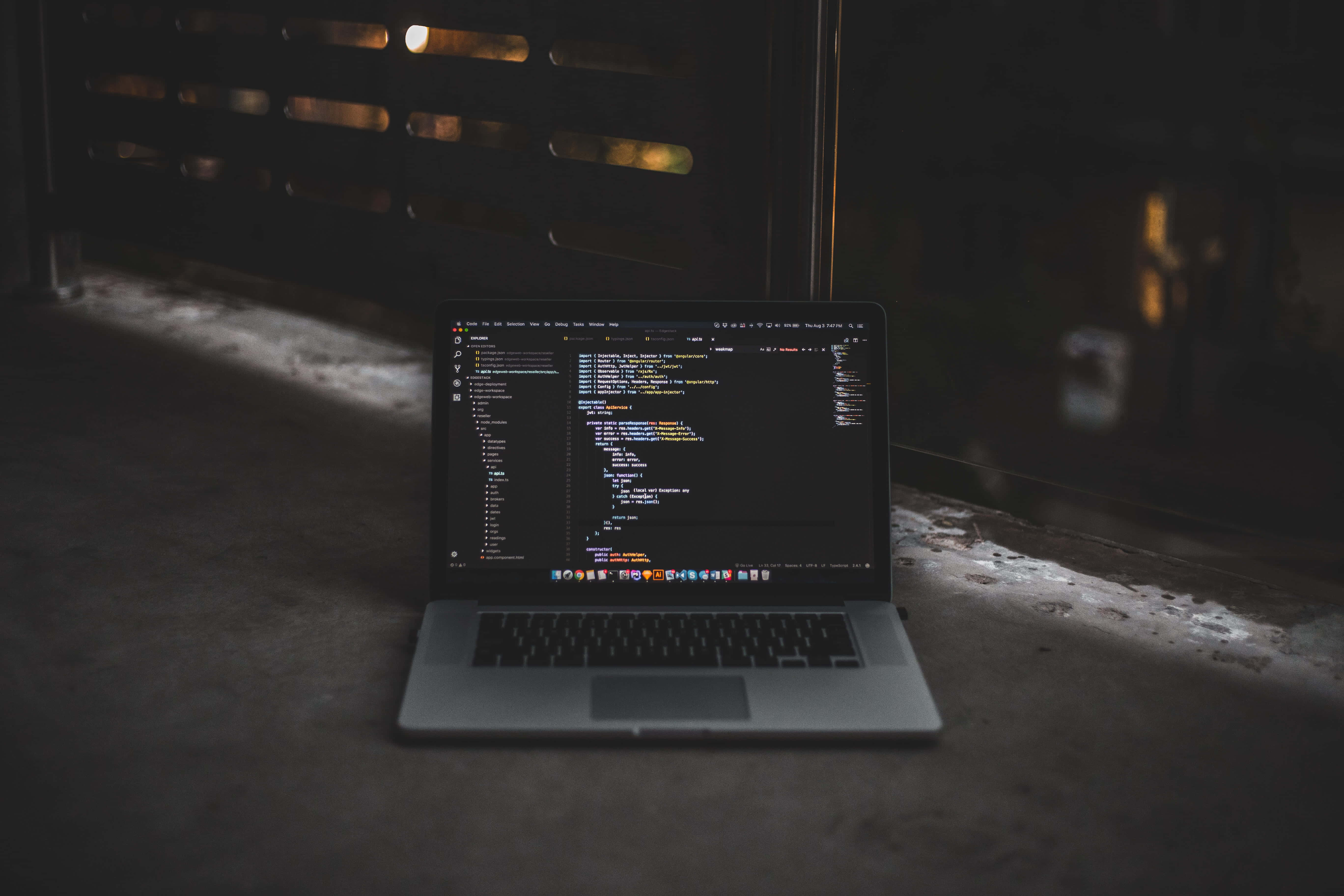 プログラムを表示しているノートパソコン 壁紙