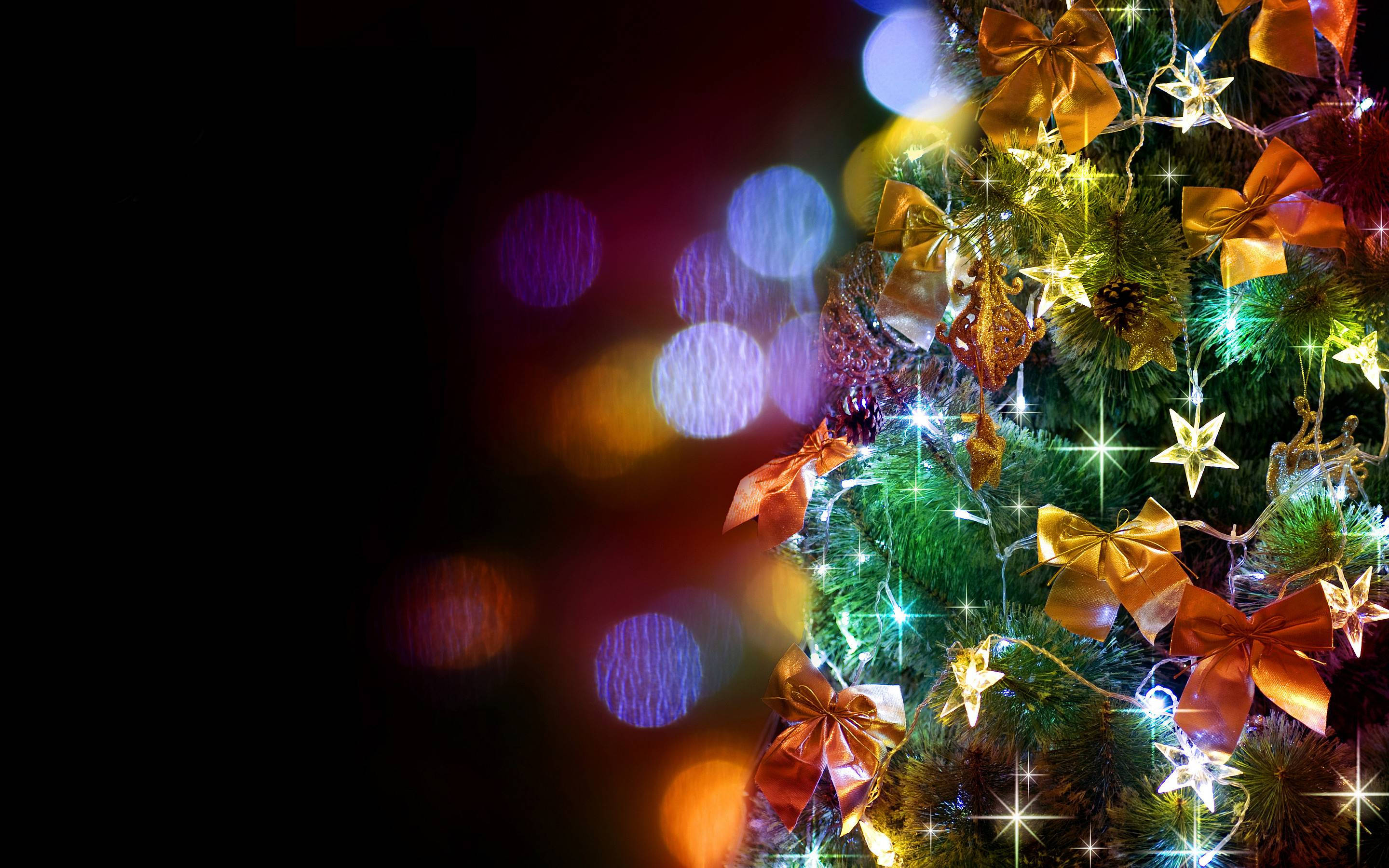 ホリデーシーズンを彩る華やかなクリスマスツリーの飾り付け 壁紙