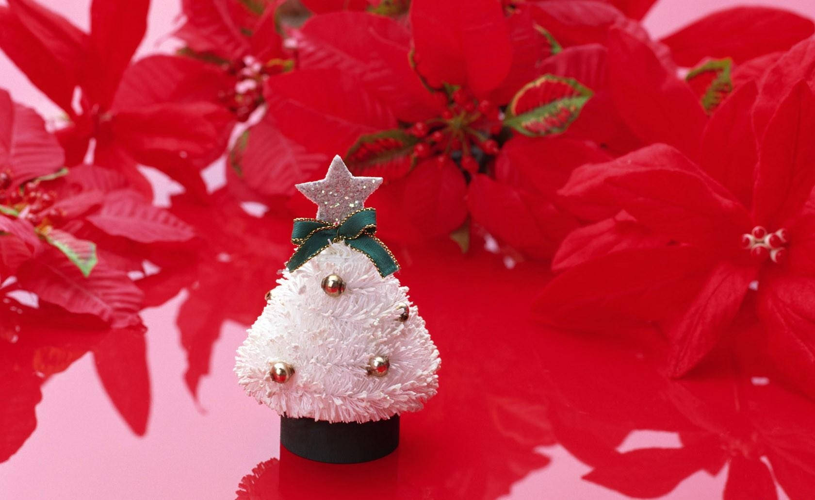 ホワイトクリスマスツリーと魅力的な飾りで祝うホリデーシーズン 壁紙
