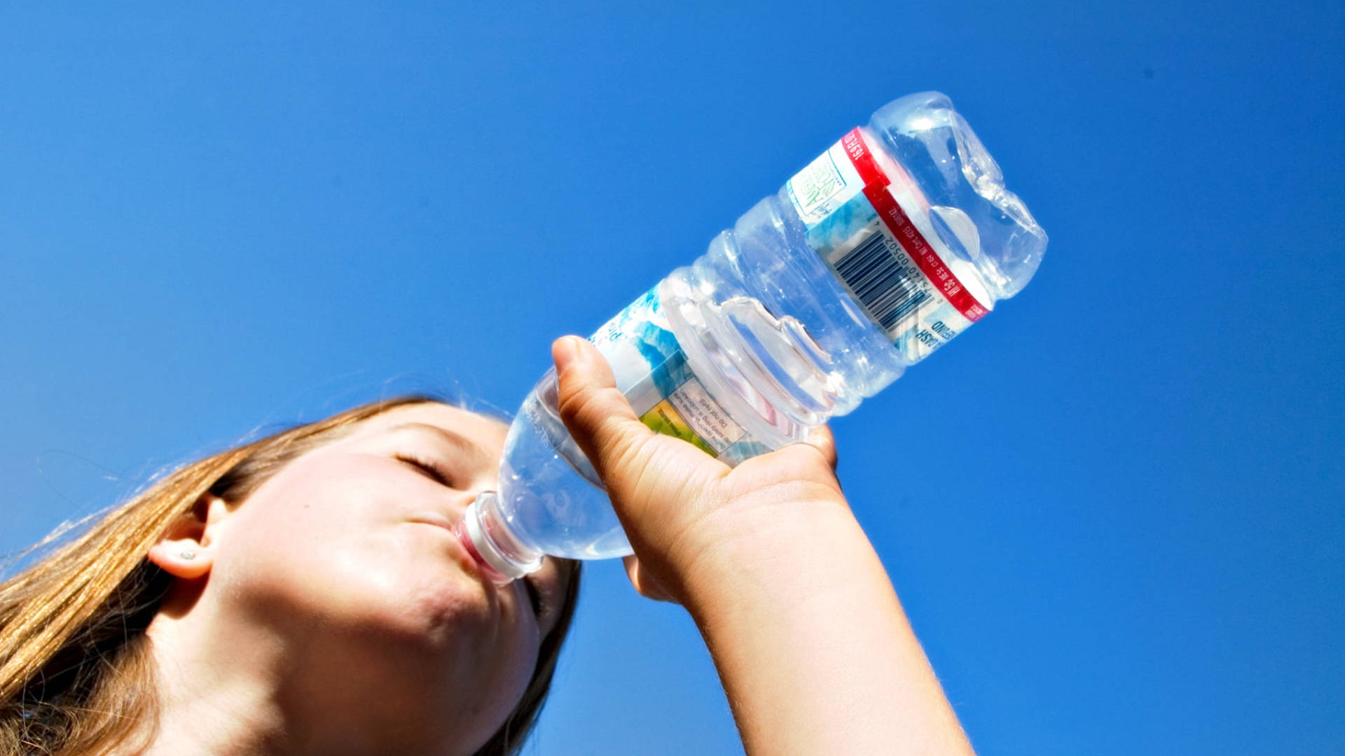 ボトルから水を飲む女性 壁紙