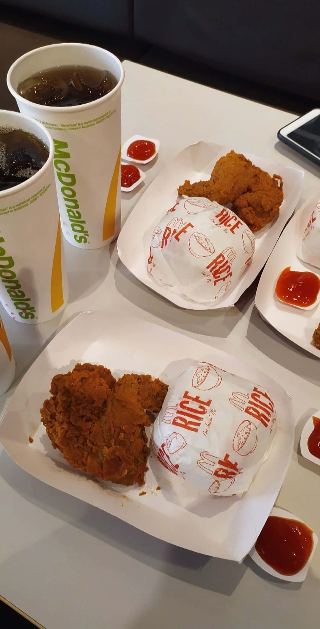 マクドナルドのチキンとライスのプレートの料理写真 壁紙