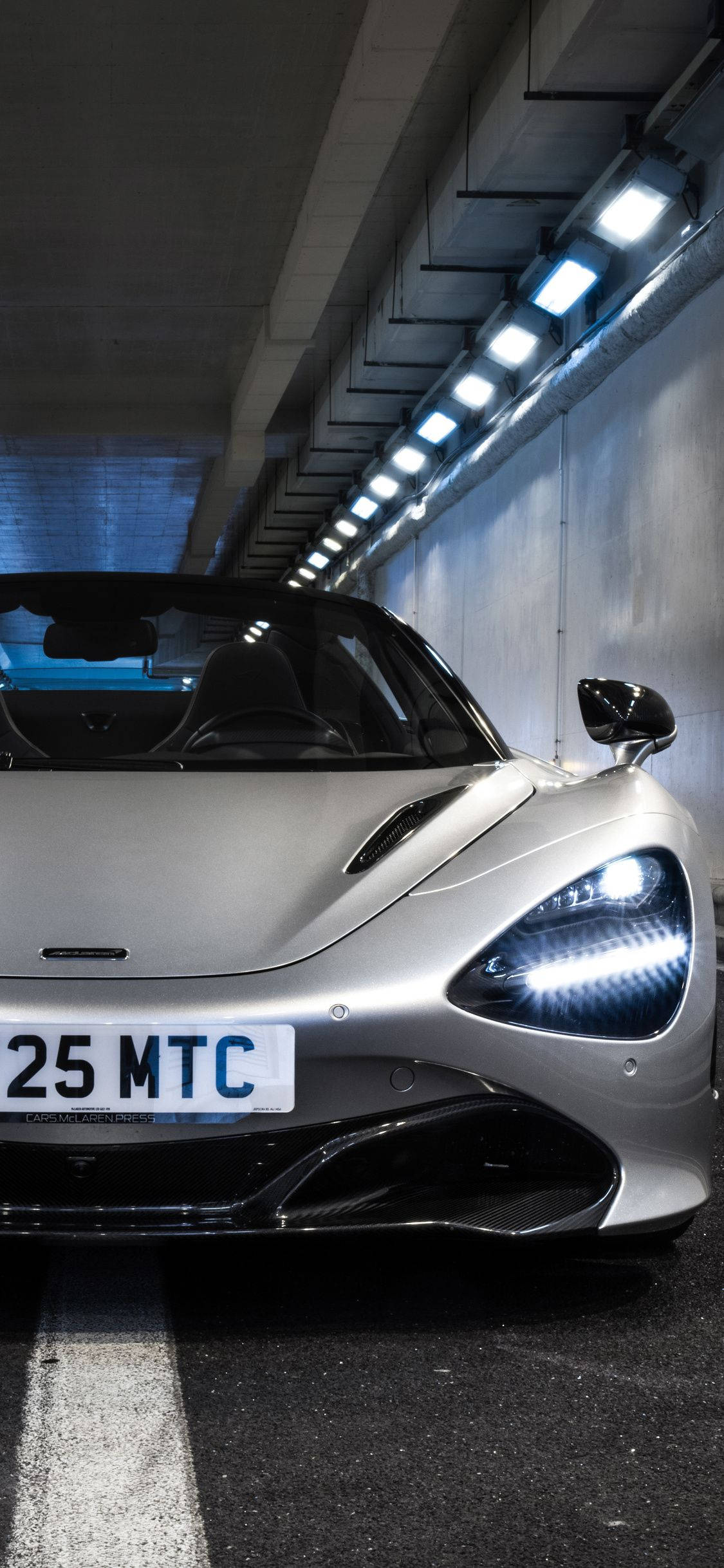マクラーレン720S ホワイトカーのトンネル内スマホ壁紙 壁紙