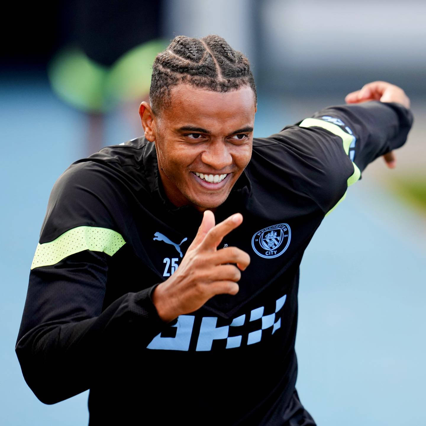 マヌエル・アカンジが試合中に笑顔で指をさす嬉しそうな瞬間 壁紙