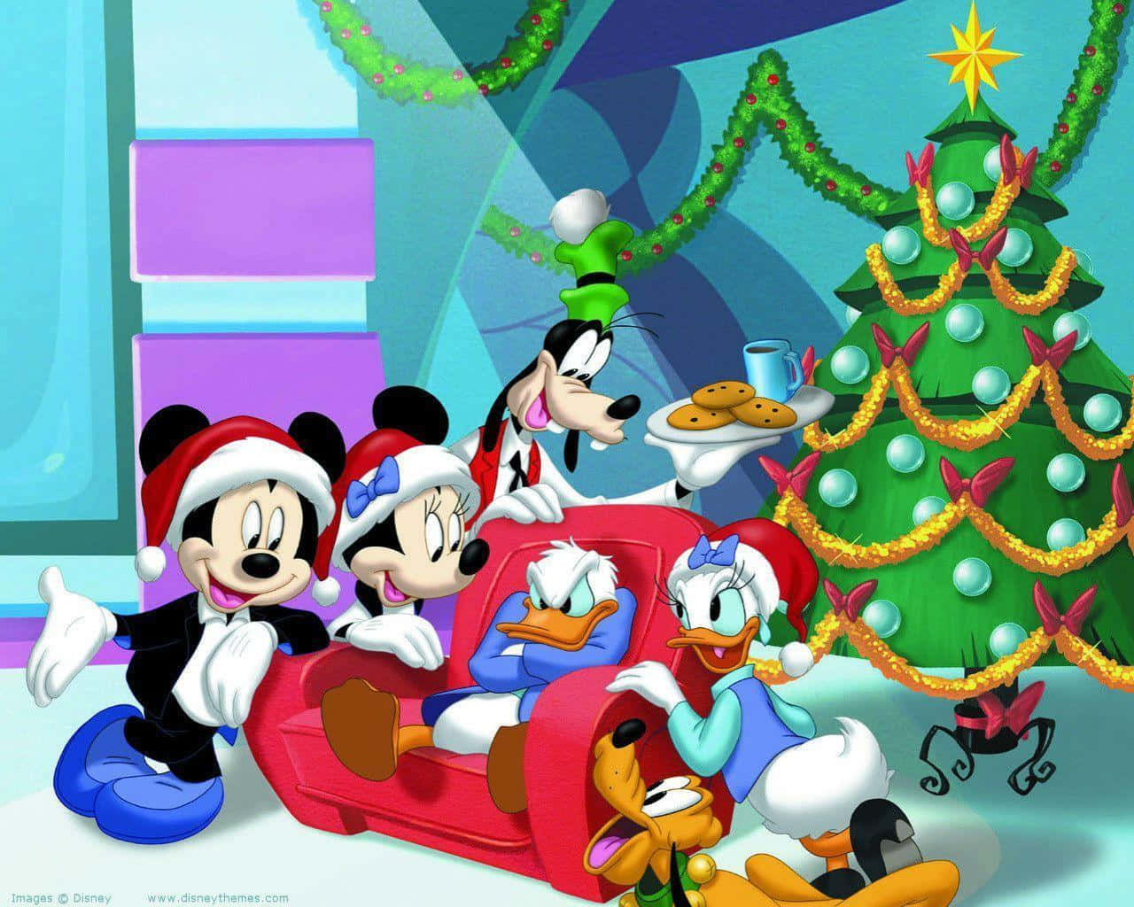 ミッキーマウスと仲間たちがクリスマスツリーの周りに集まっている 壁紙