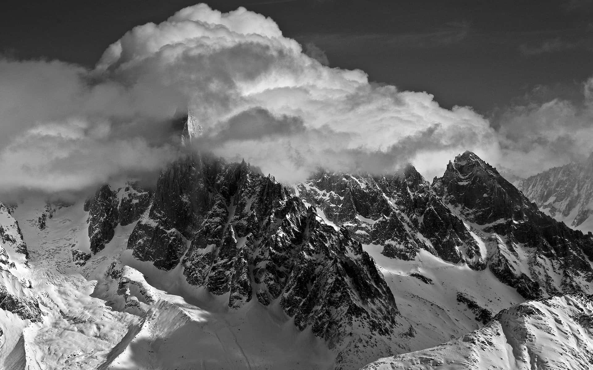 モノクロームの山と雲 壁紙