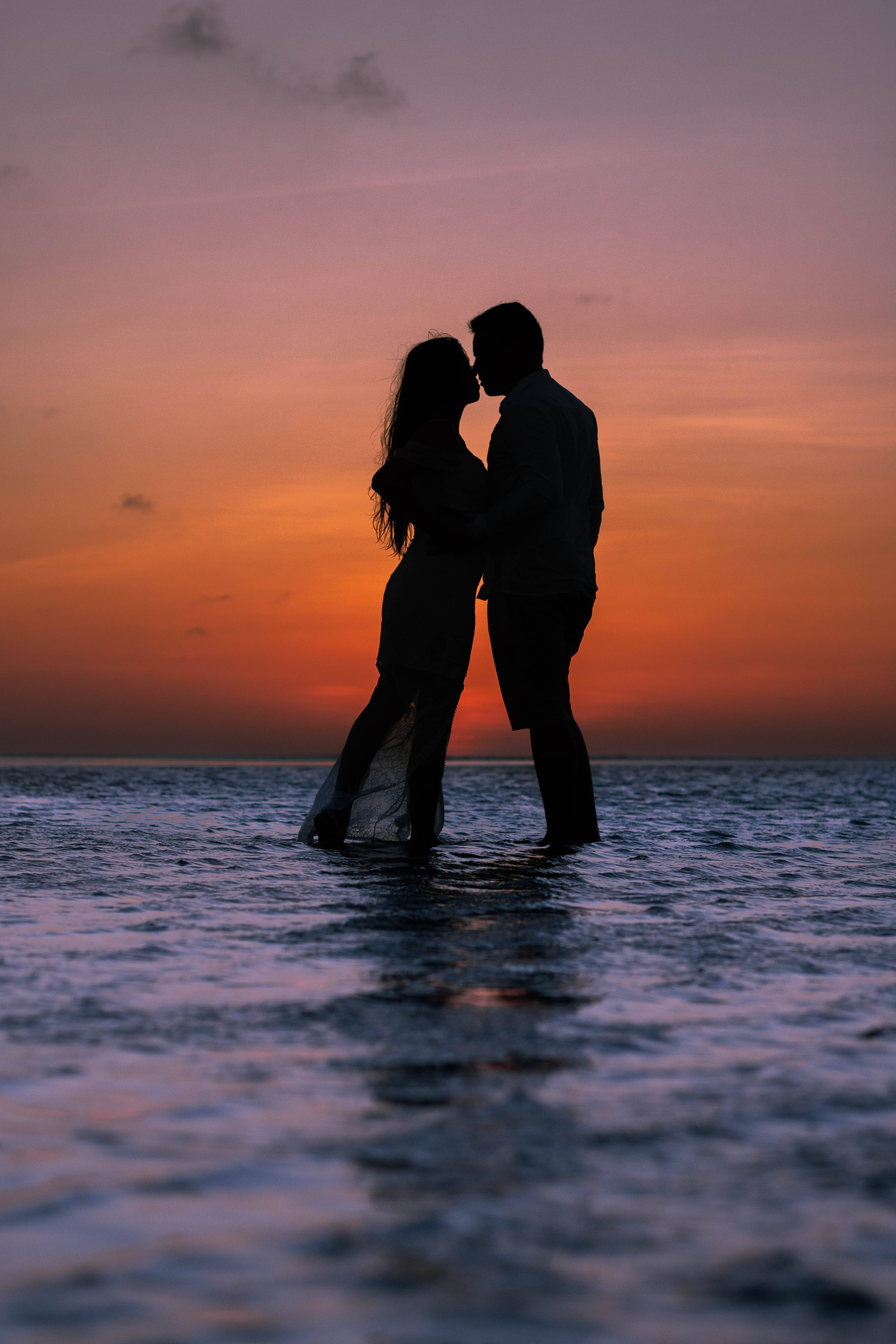 ロマンチックなカップルの夕日キス 壁紙