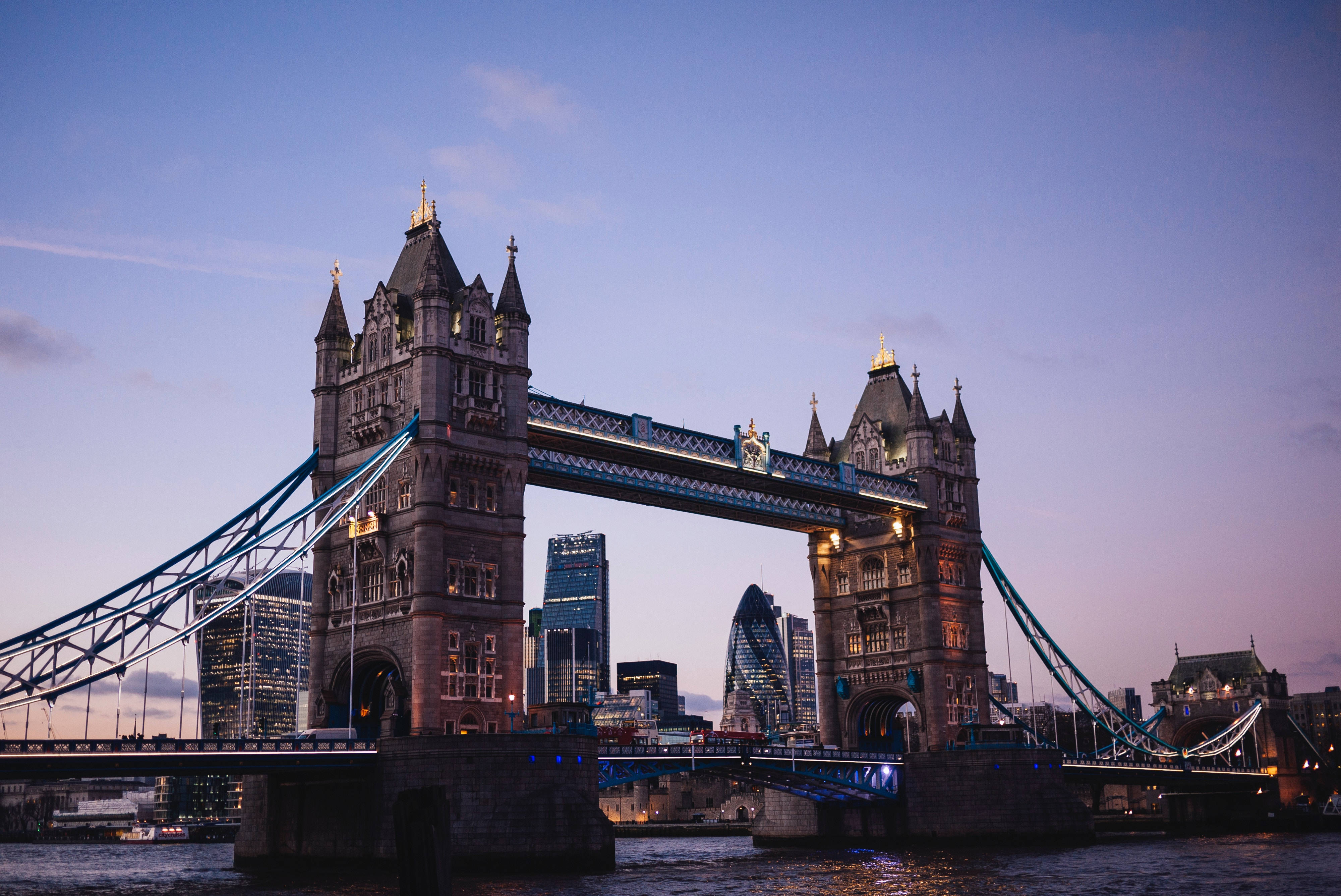 ロンドンブリッジの澄んだ空 壁紙