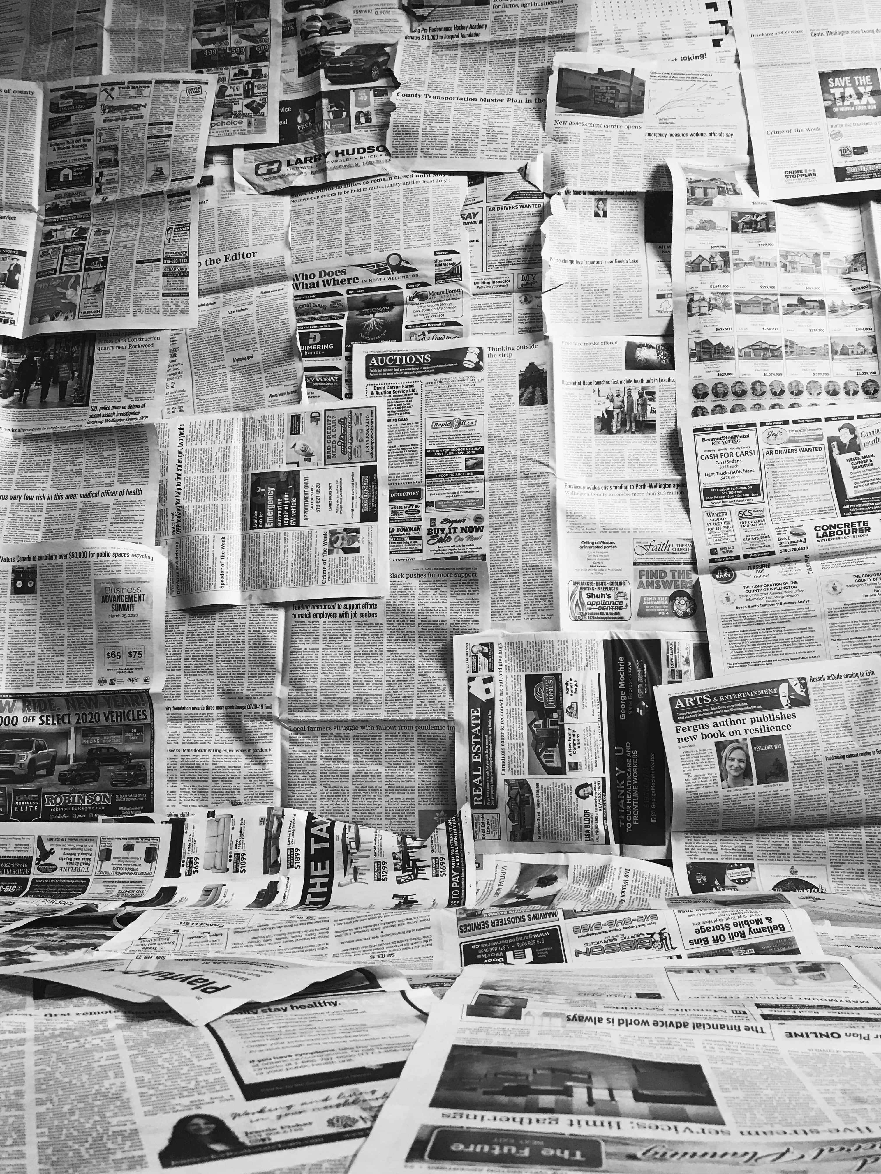 ヴィンテージの白黒新聞の積み重ね 壁紙