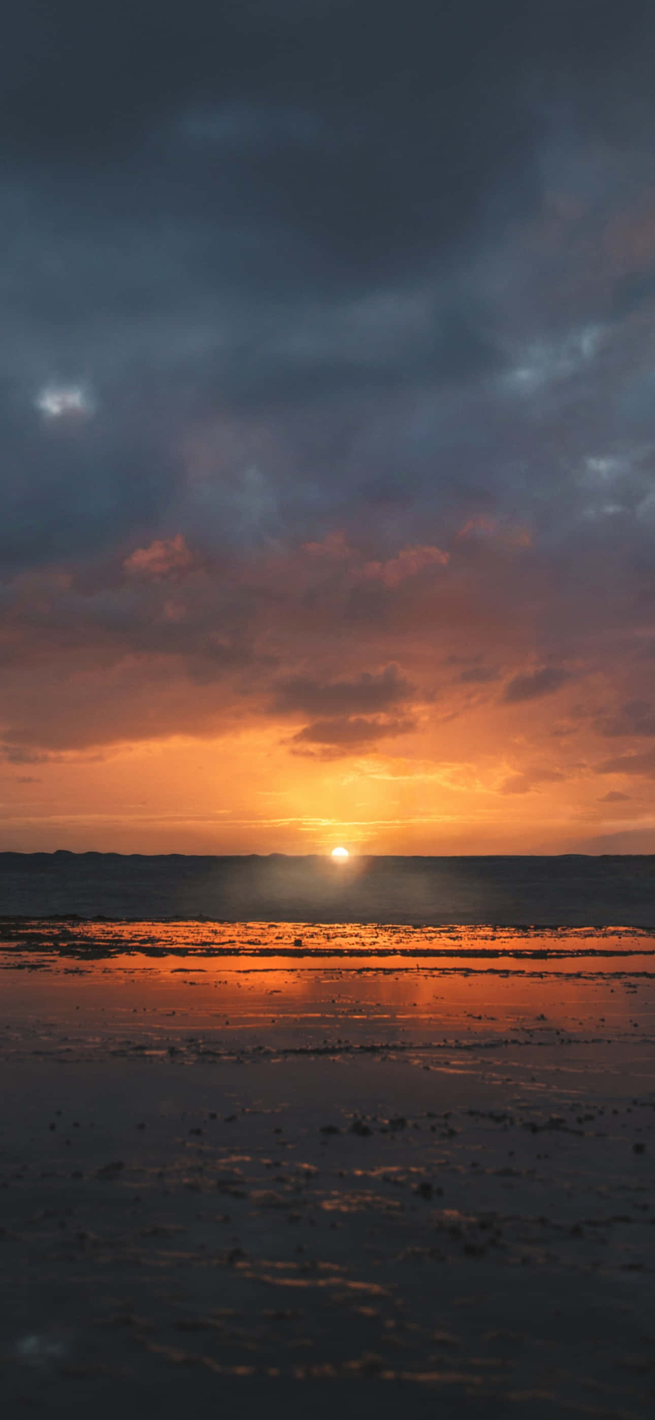 万華鏡のような色彩を放つ絶景の夕日 壁紙