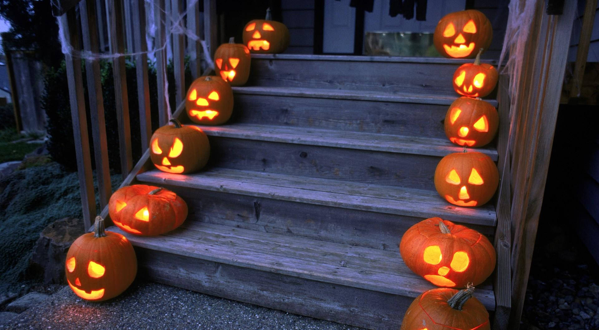 不気味でワクワクするハロウィンを、このお化け屋敷でお過ごしください！ 壁紙