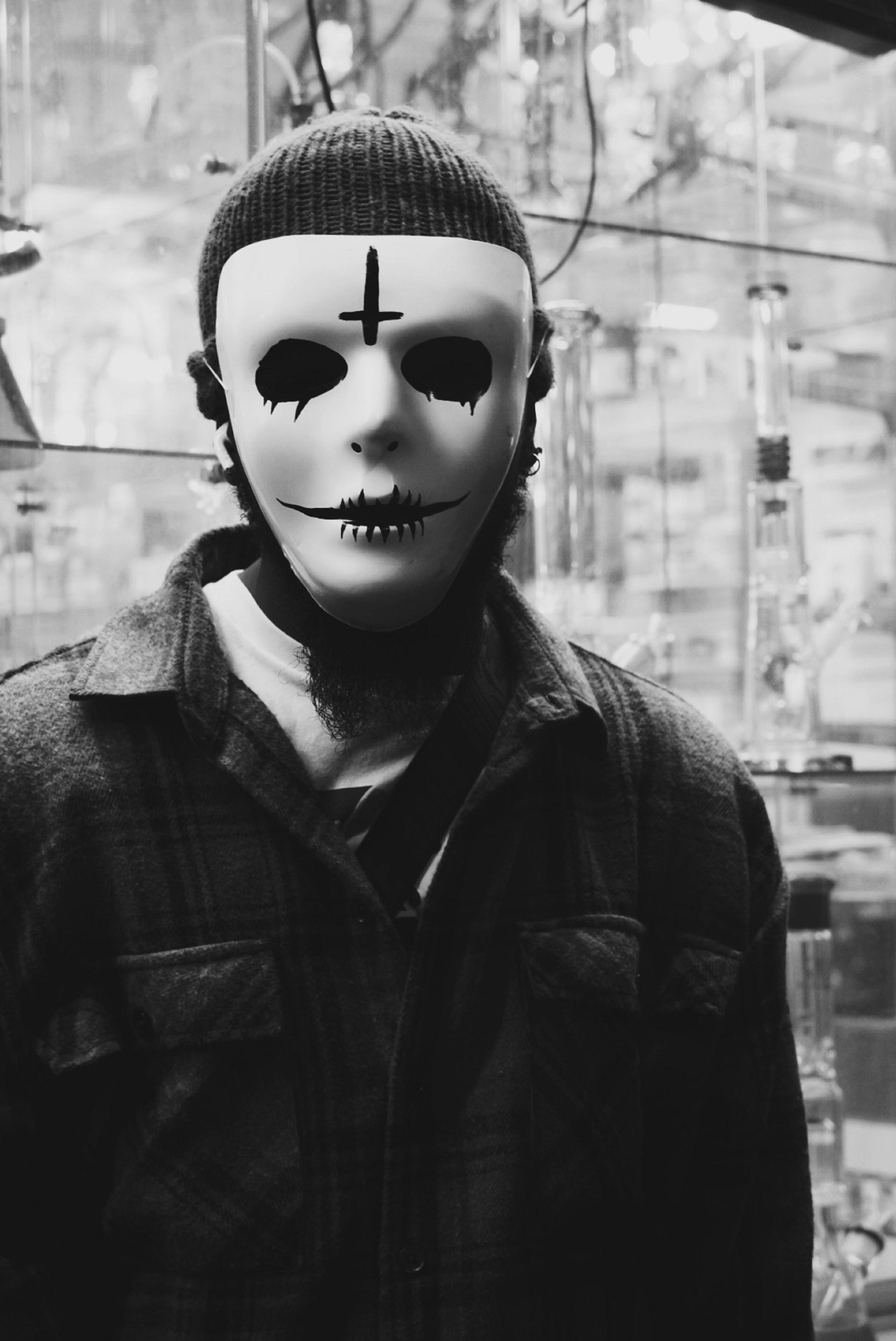 不気味なハロウィンの白いマスク 壁紙