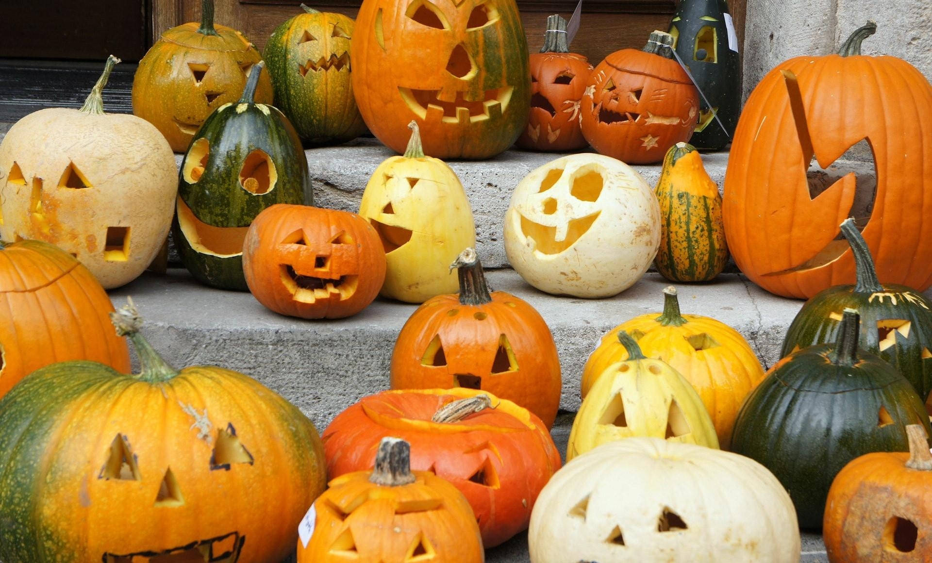 不気味な秋の飾り付けで、お菓子をもらうハロウィンがさらに怖くなりました！ 壁紙