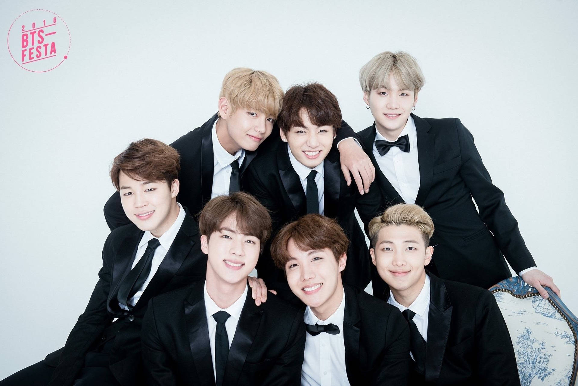 BTSメンバーが黒いスーツであなたを見つめている様子、K-POPメンバー