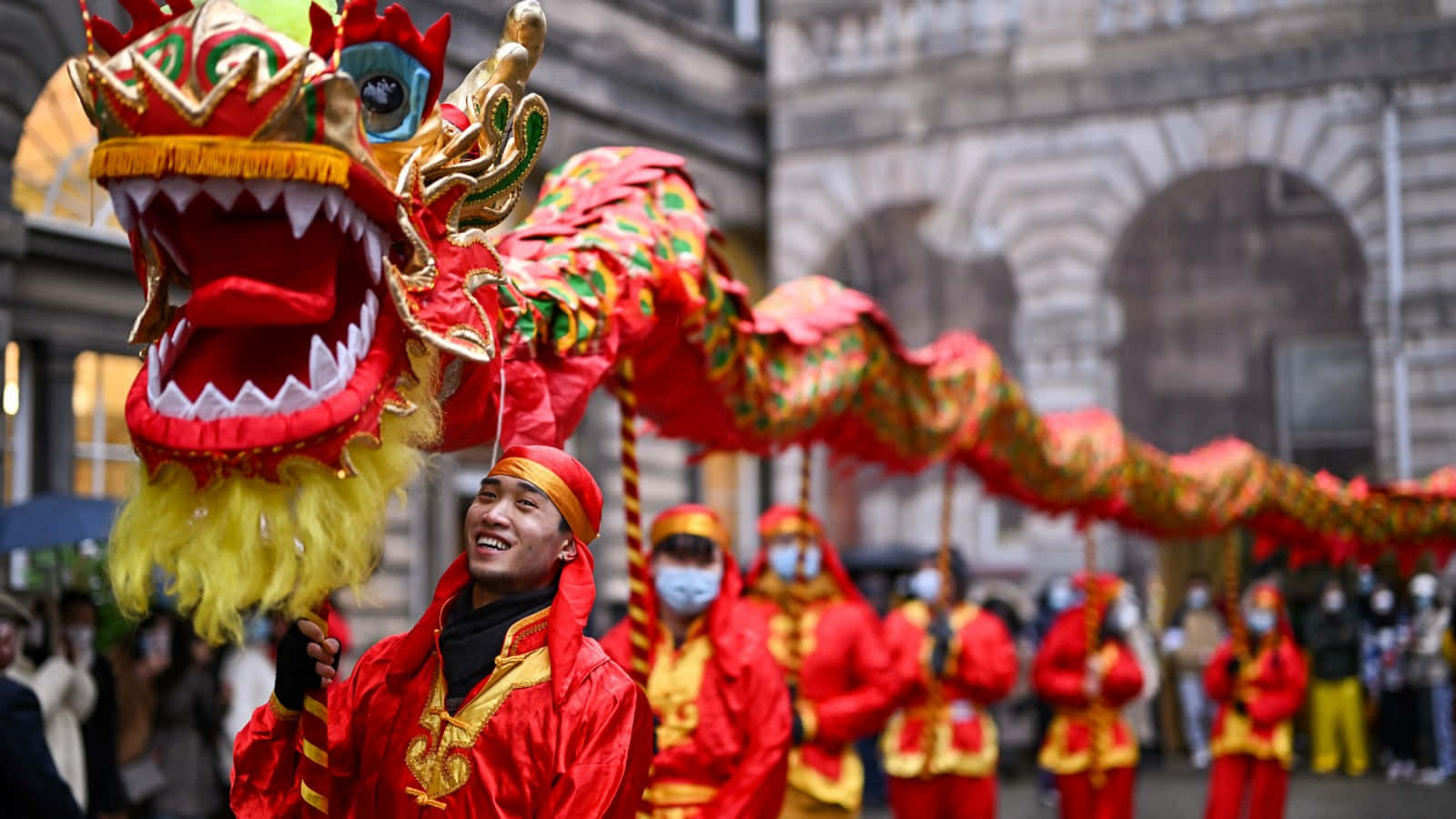 中国の人々が水上で祝祭の夜を楽しむ 壁紙