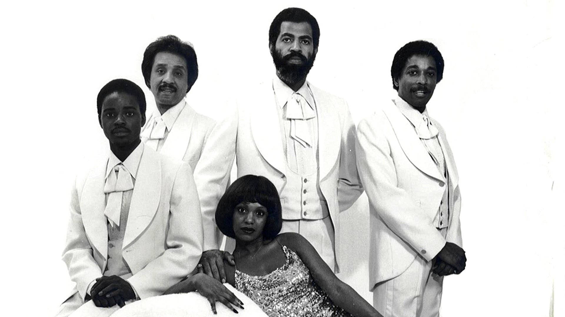 中心にメンバーのゾラ・テイラーが写るプラッターズ 壁紙