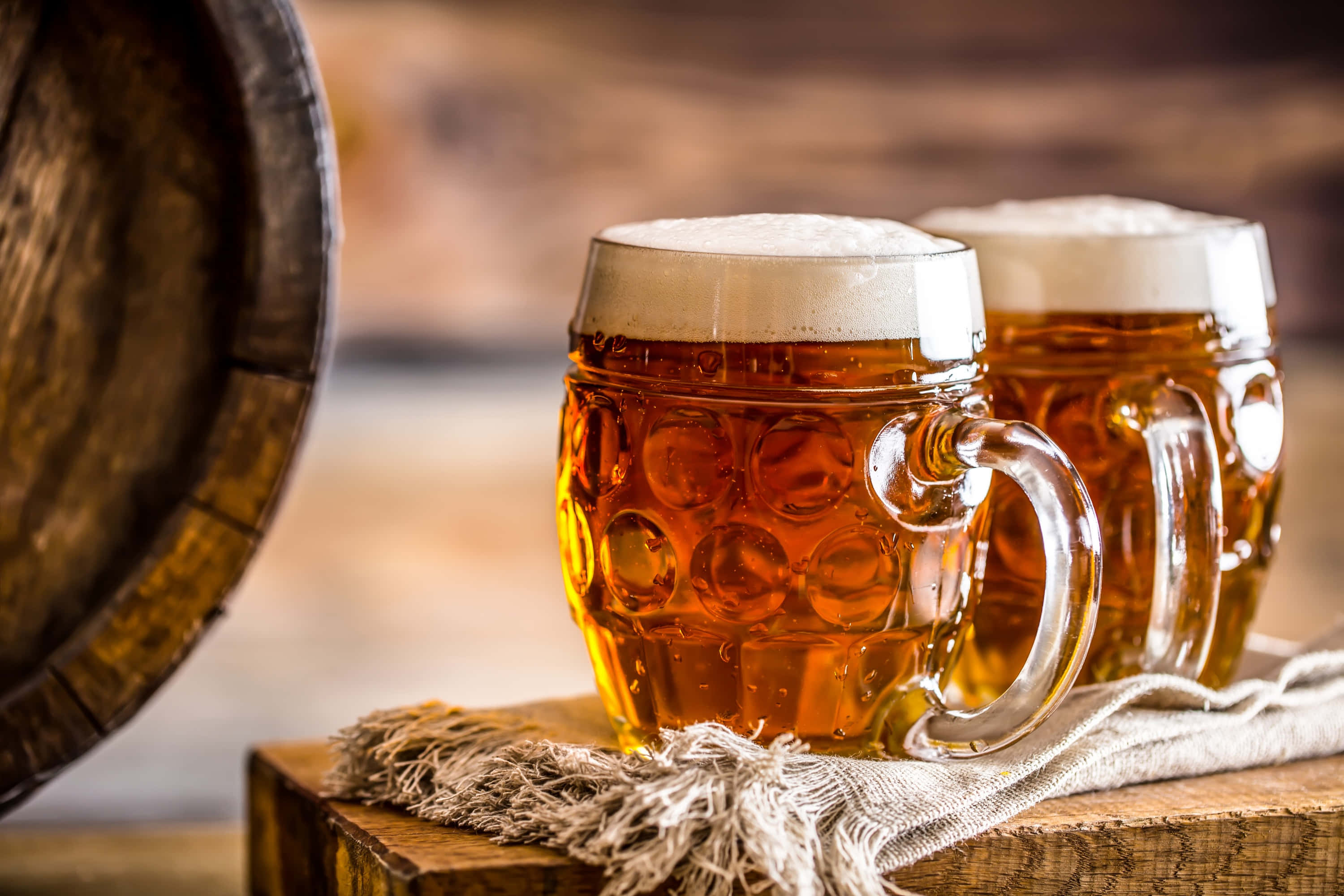 乾杯！冷えたビールを楽しむ 壁紙
